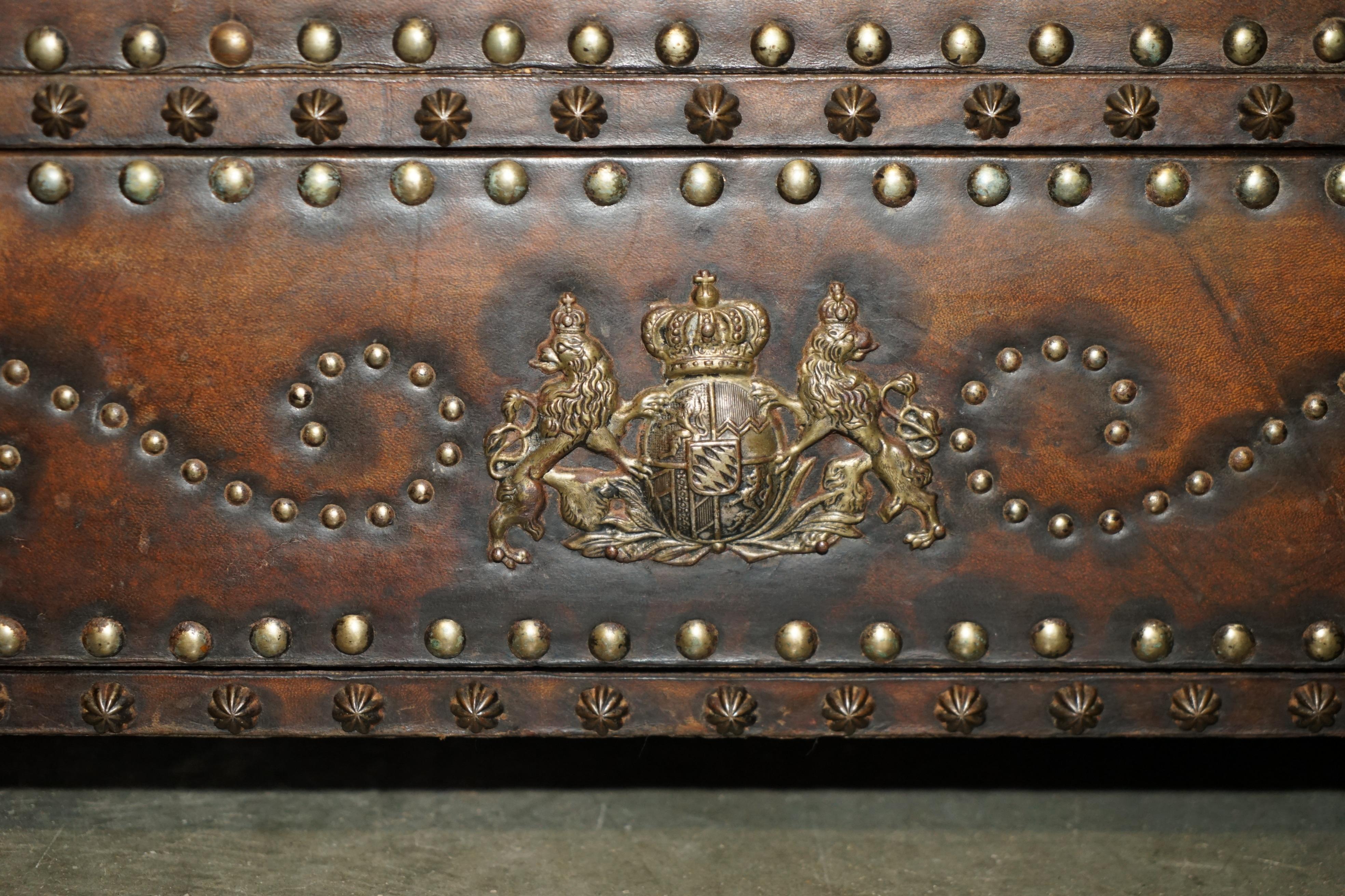 Spagnolo ANTICA PELLE SPAGNOLA DOMATA TOP ARMORIALE CUSTODIA D'ARMI CASSETTIERA DEI CASSETTI in vendita