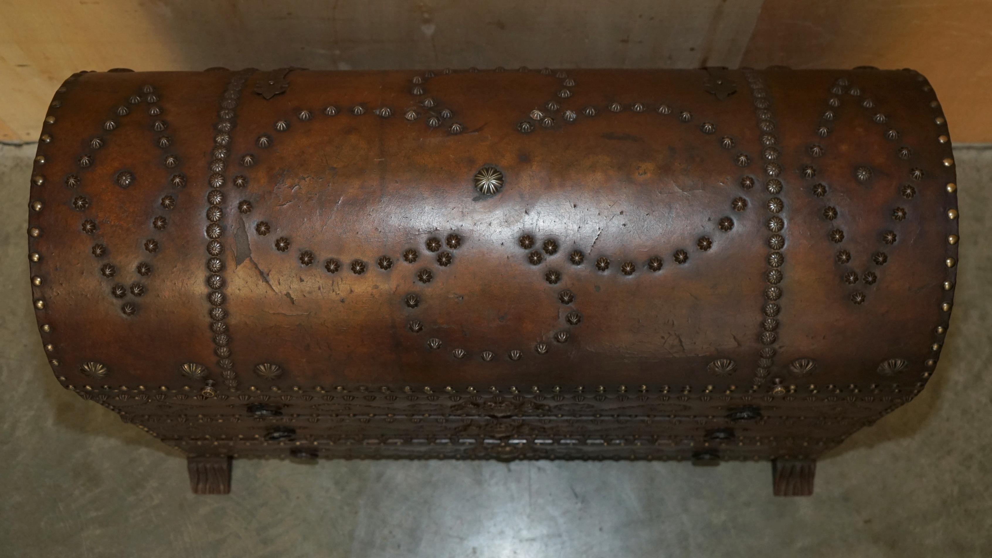 Pelle ANTICA PELLE SPAGNOLA DOMATA TOP ARMORIALE CUSTODIA D'ARMI CASSETTIERA DEI CASSETTI in vendita