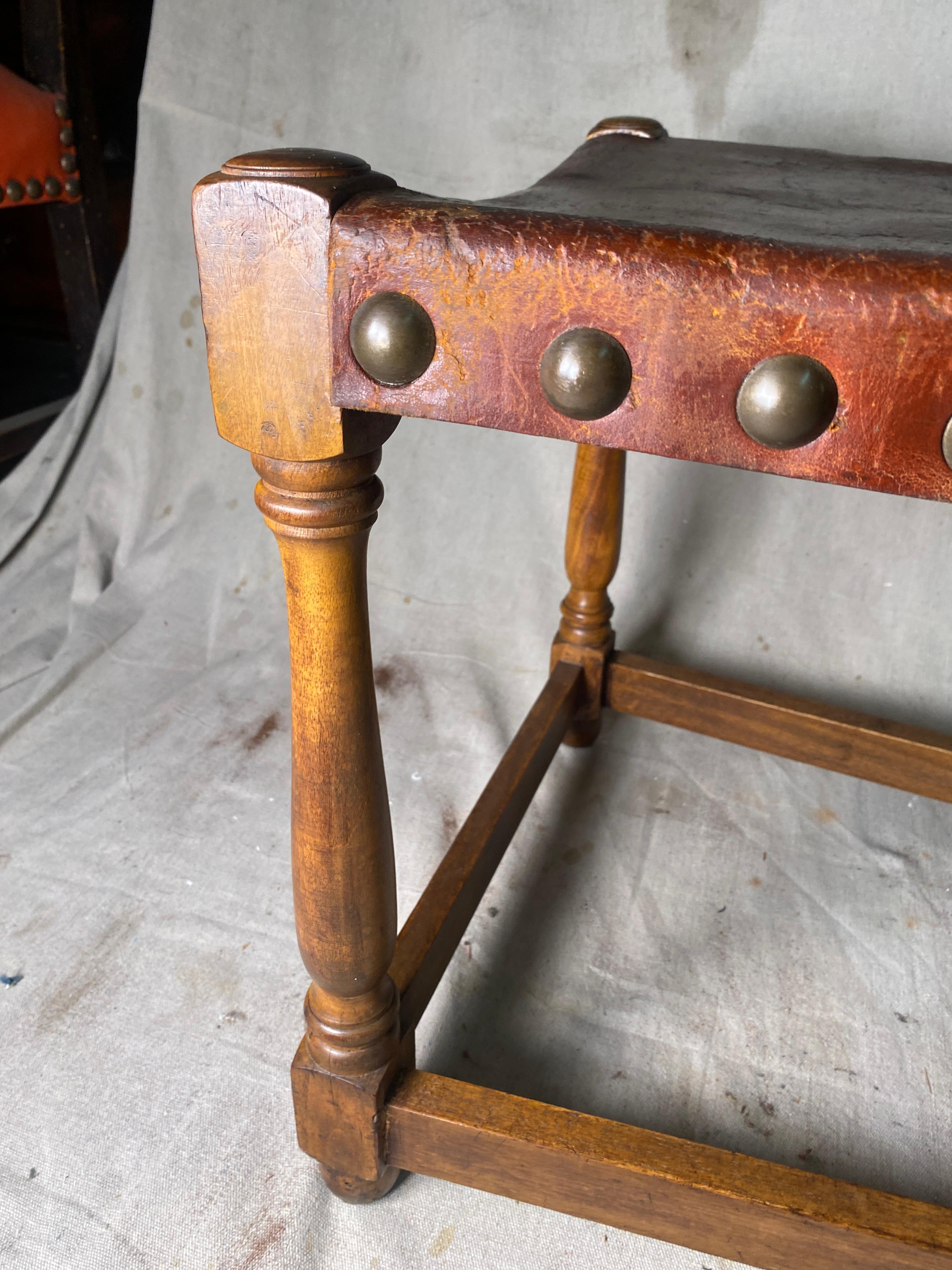 Messicano Pair of Antique Spanish Leather Side Chairs with Big Nialhead Detail in vendita