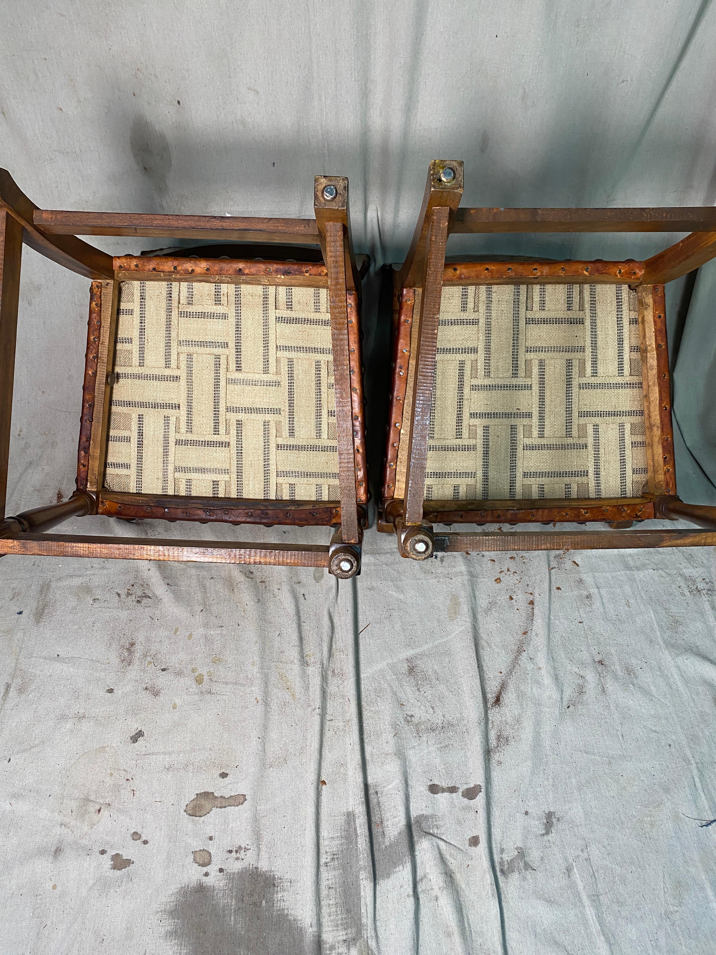 Coloniale spagnolo Pair of Antique Spanish Leather Side Chairs with Big Nialhead Detail in vendita