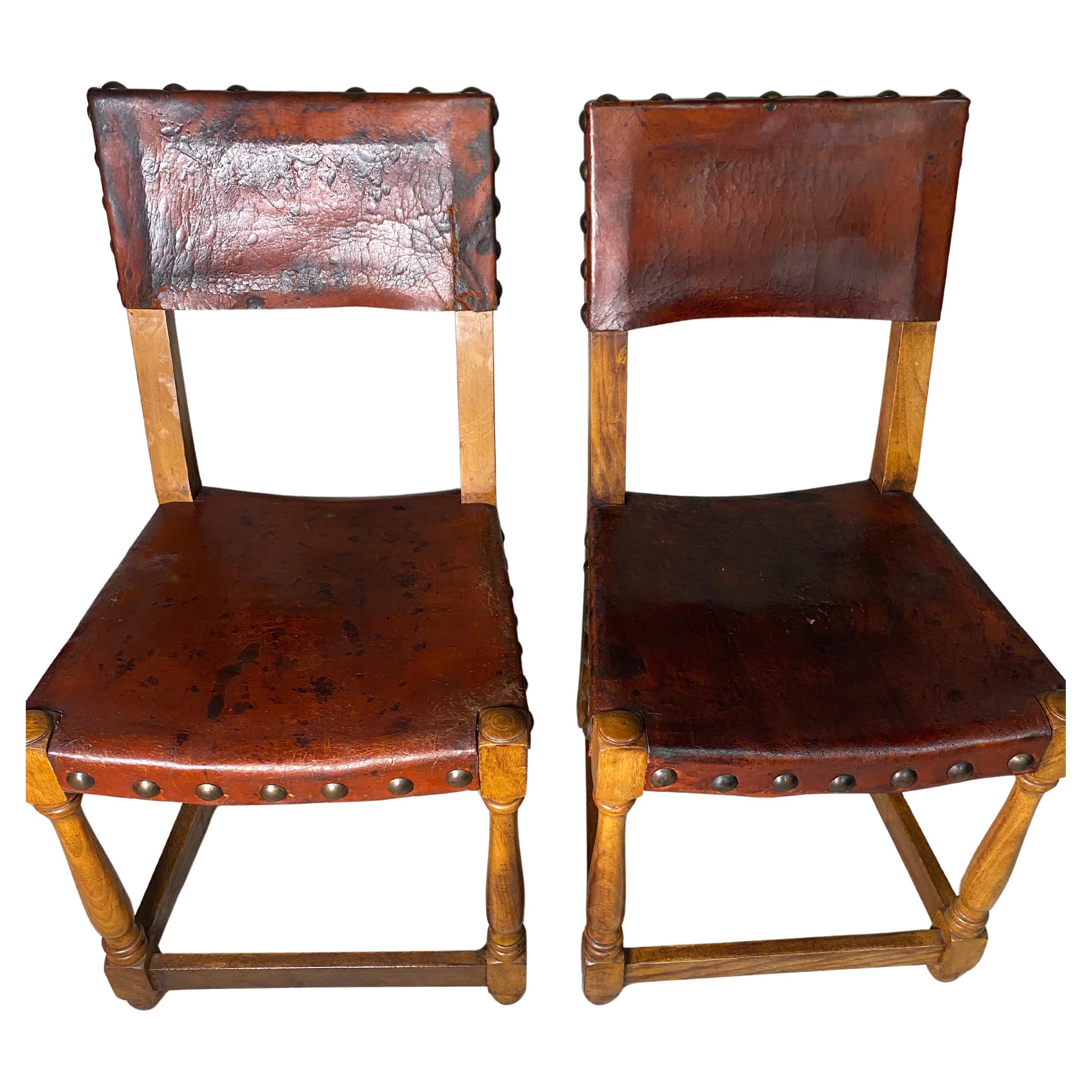 Pair of Antique Spanish Leather Side Chairs with Big Nialhead Detail in vendita