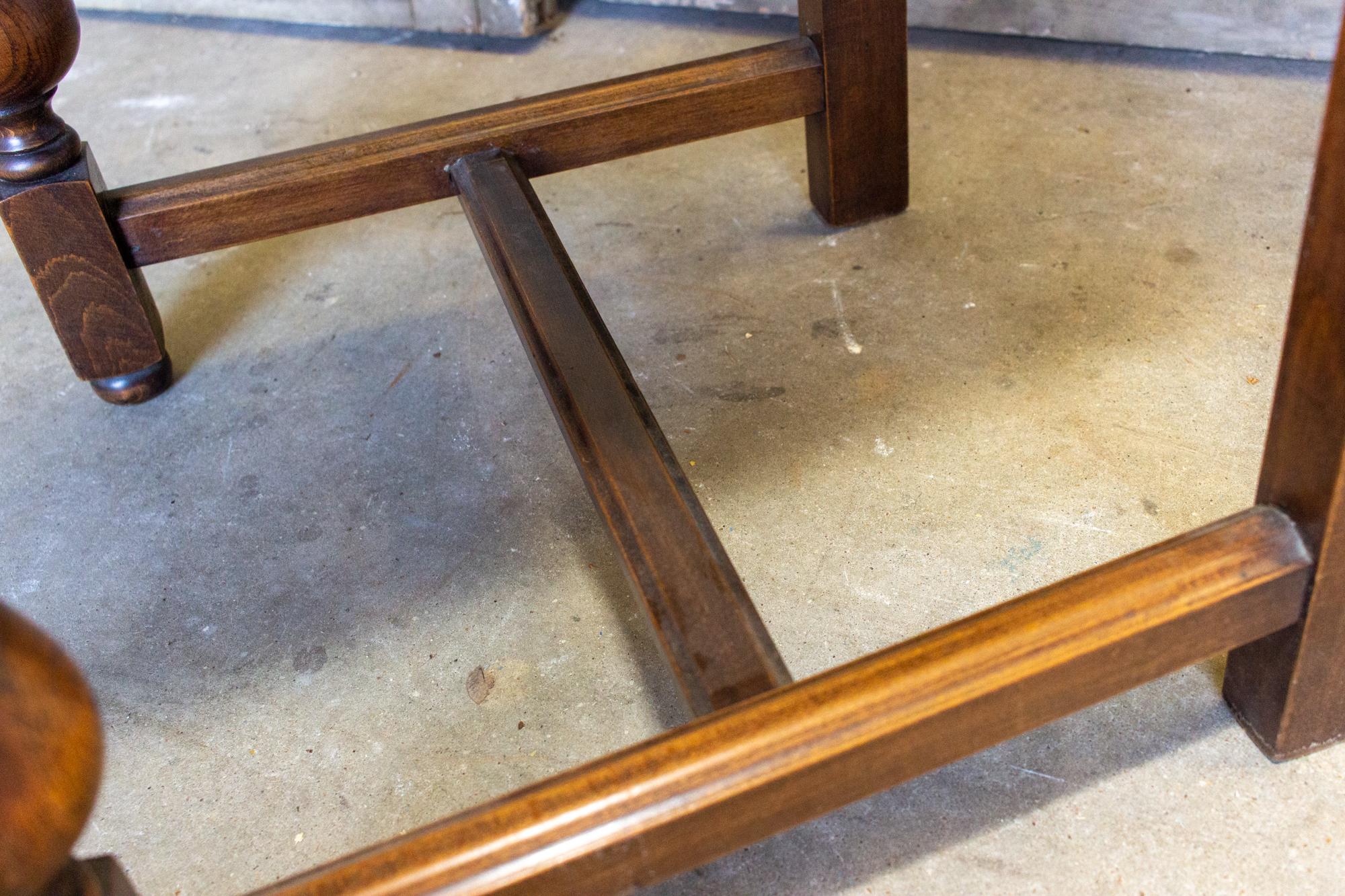 Antica sedia spagnola in pelle con dettagli in chiodo in ottone in vendita 8