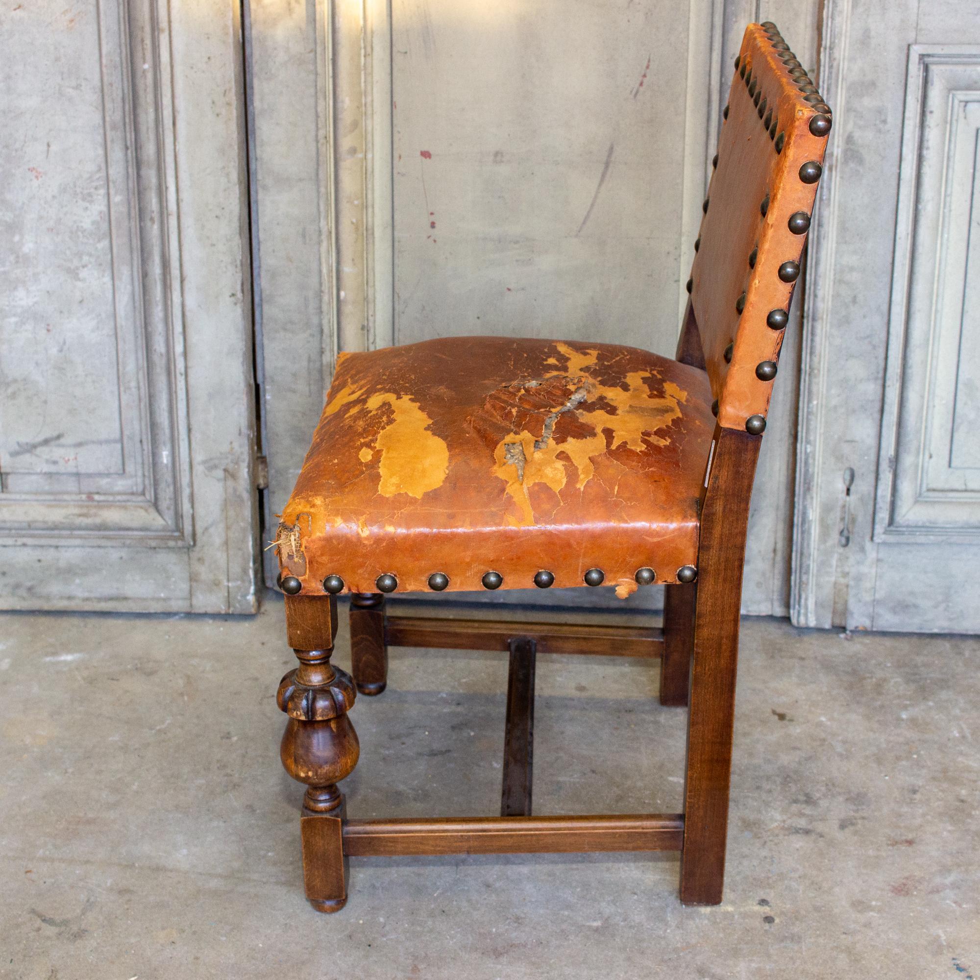 Antica sedia spagnola in pelle con dettagli in chiodo in ottone In condizioni discrete in vendita a Houston, TX