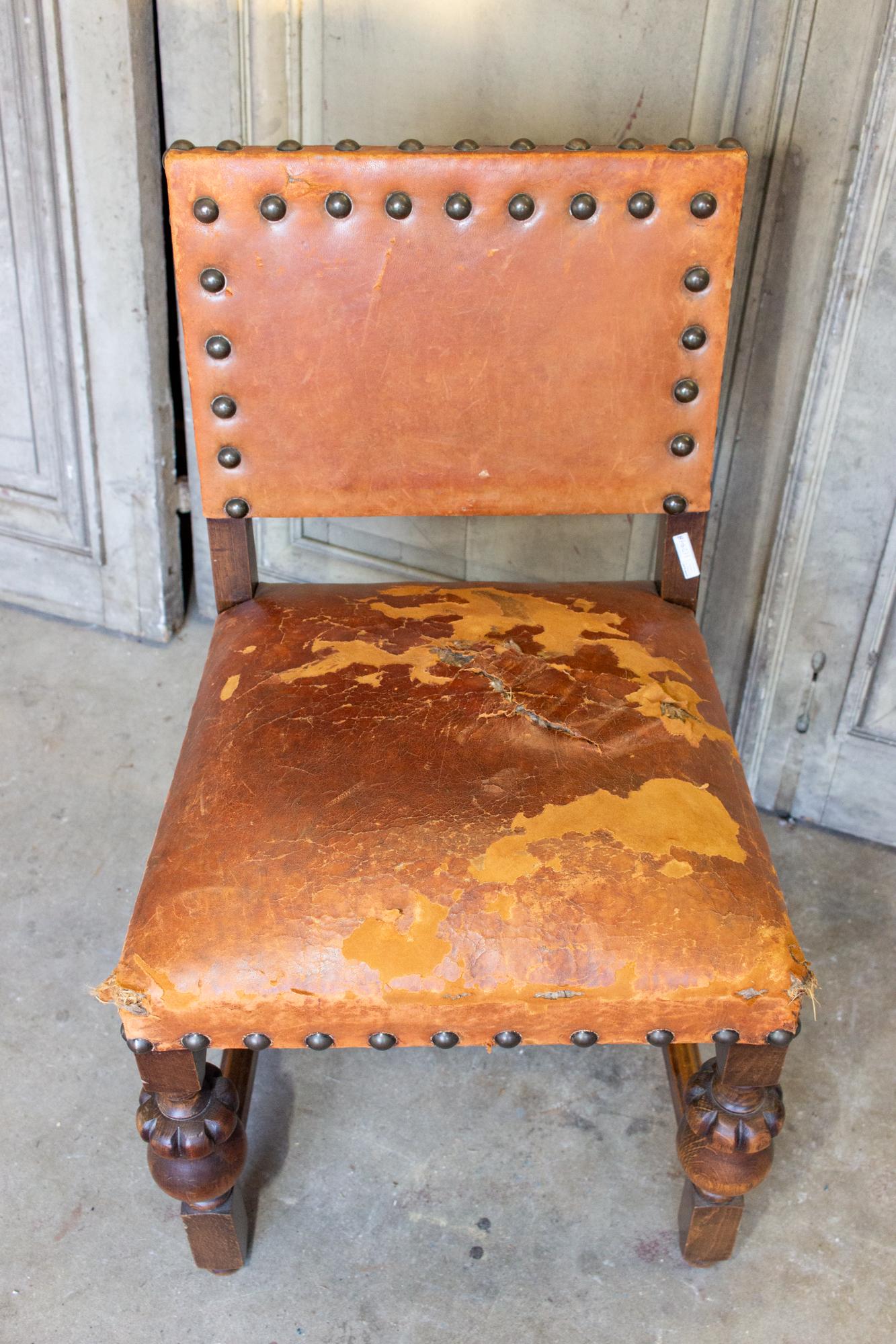 XX secolo Antica sedia spagnola in pelle con dettagli in chiodo in ottone in vendita