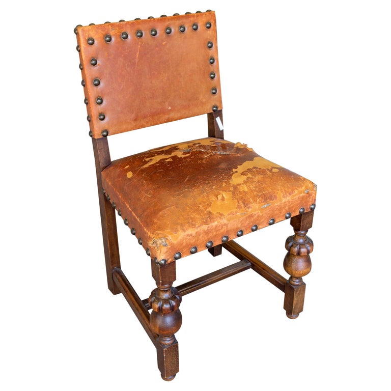 Chaise d'appoint espagnole ancienne en cuir avec têtes de clous en laiton  En vente sur 1stDibs