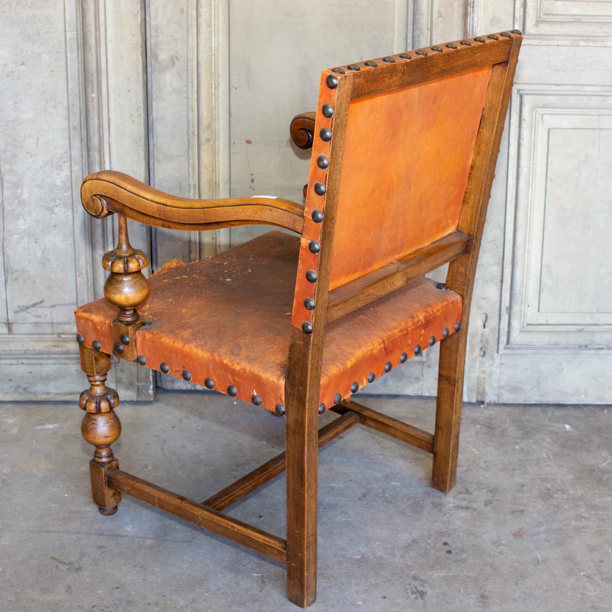 20ième siècle Fauteuil espagnol ancien en cuir et bois avec détails de têtes de clous en laiton en vente