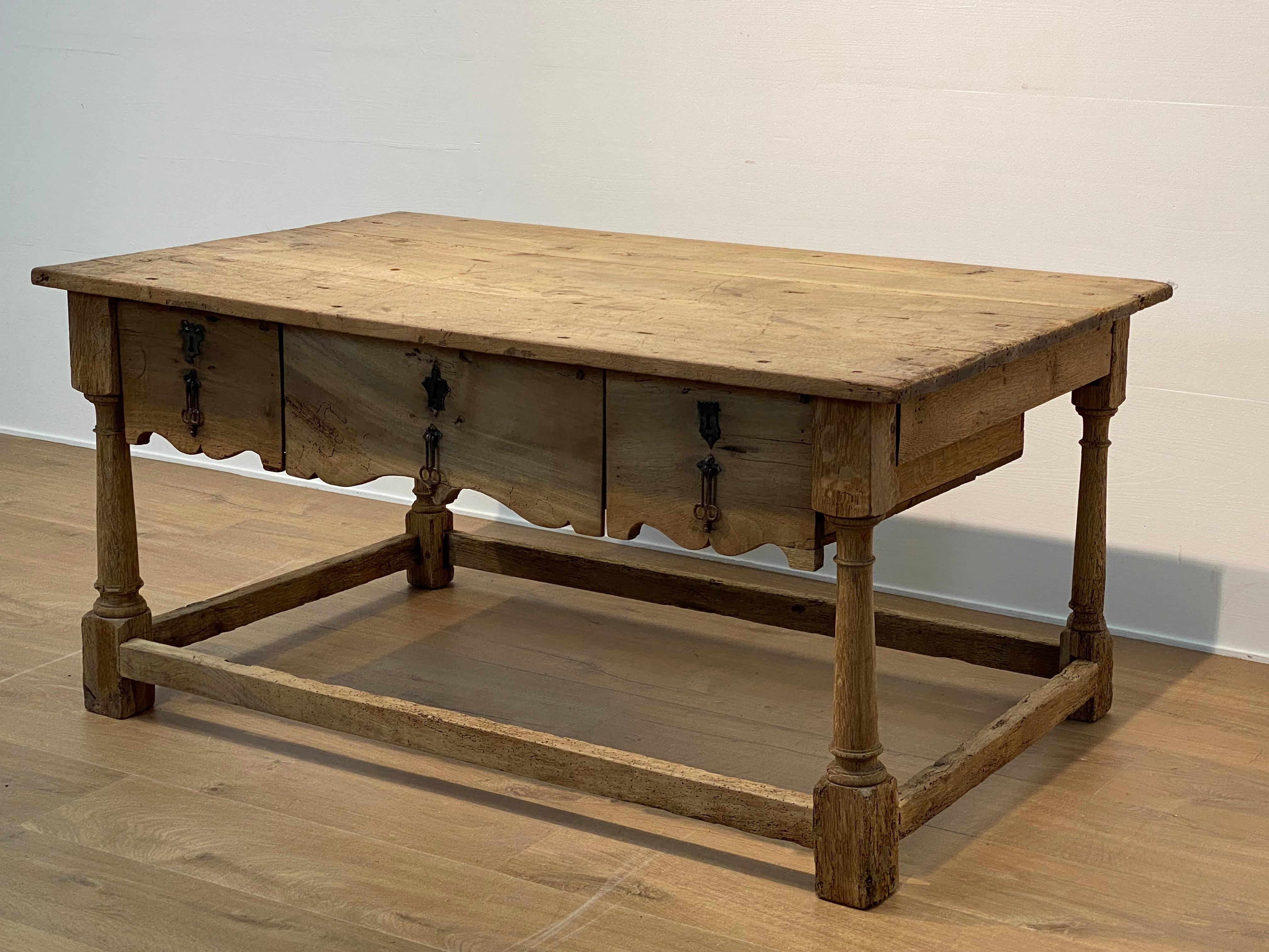 Antique Spanish Low Table with 3 drawers in Walnut, 18 th Century For Sale 4
