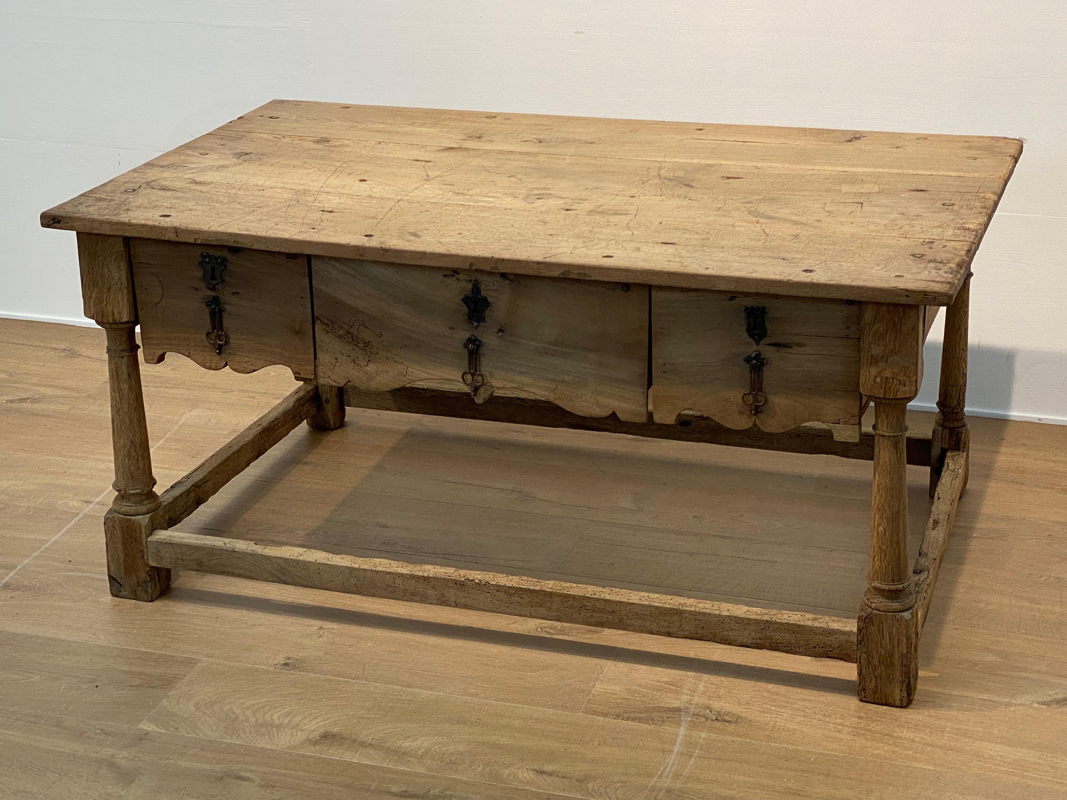 Antique Spanish Low Table with 3 drawers in Walnut, 18 th Century For Sale 5