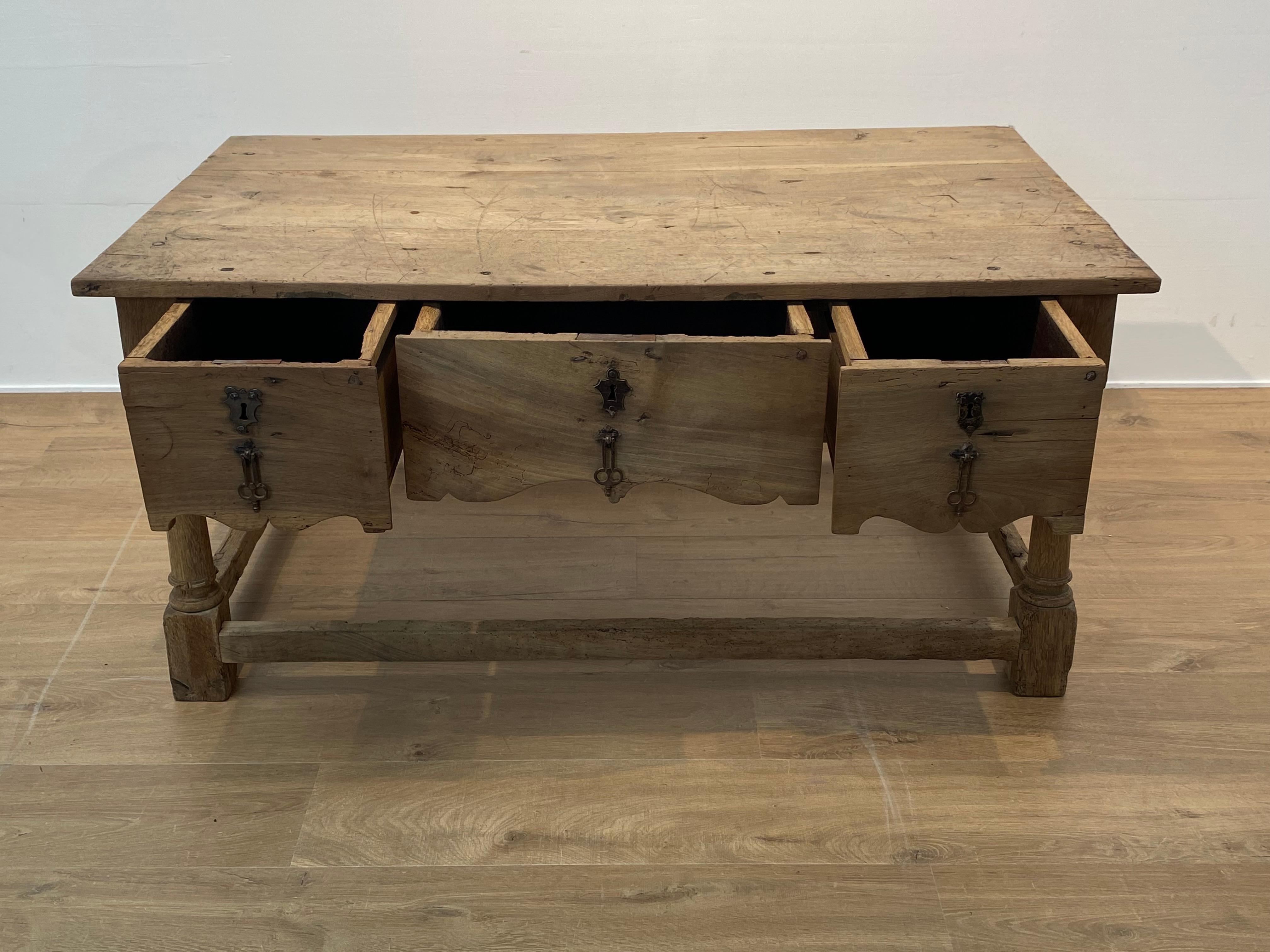 Antique Spanish Low Table with 3 drawers in Walnut, 18 th Century For Sale 6