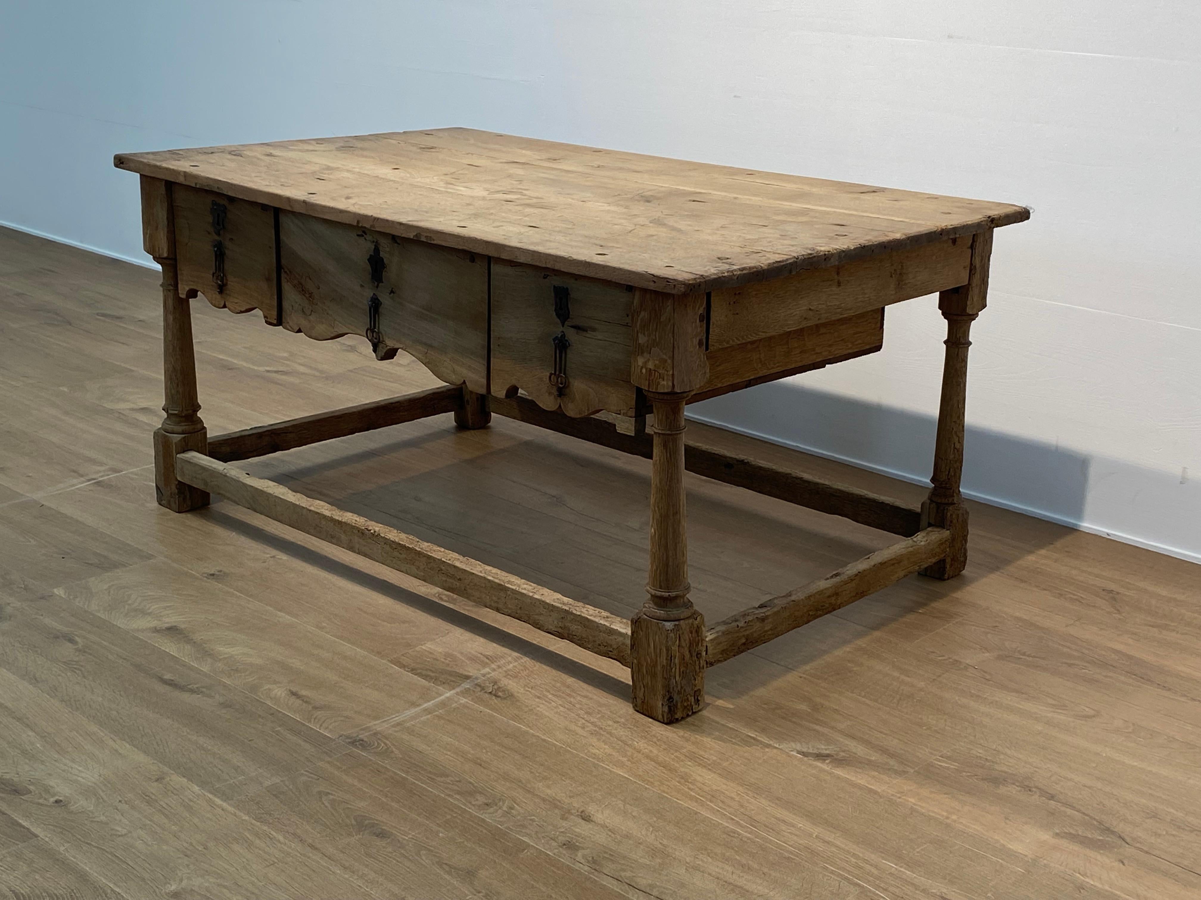 Antique Spanish Low Table with 3 drawers in Walnut, 18 th Century For Sale 7