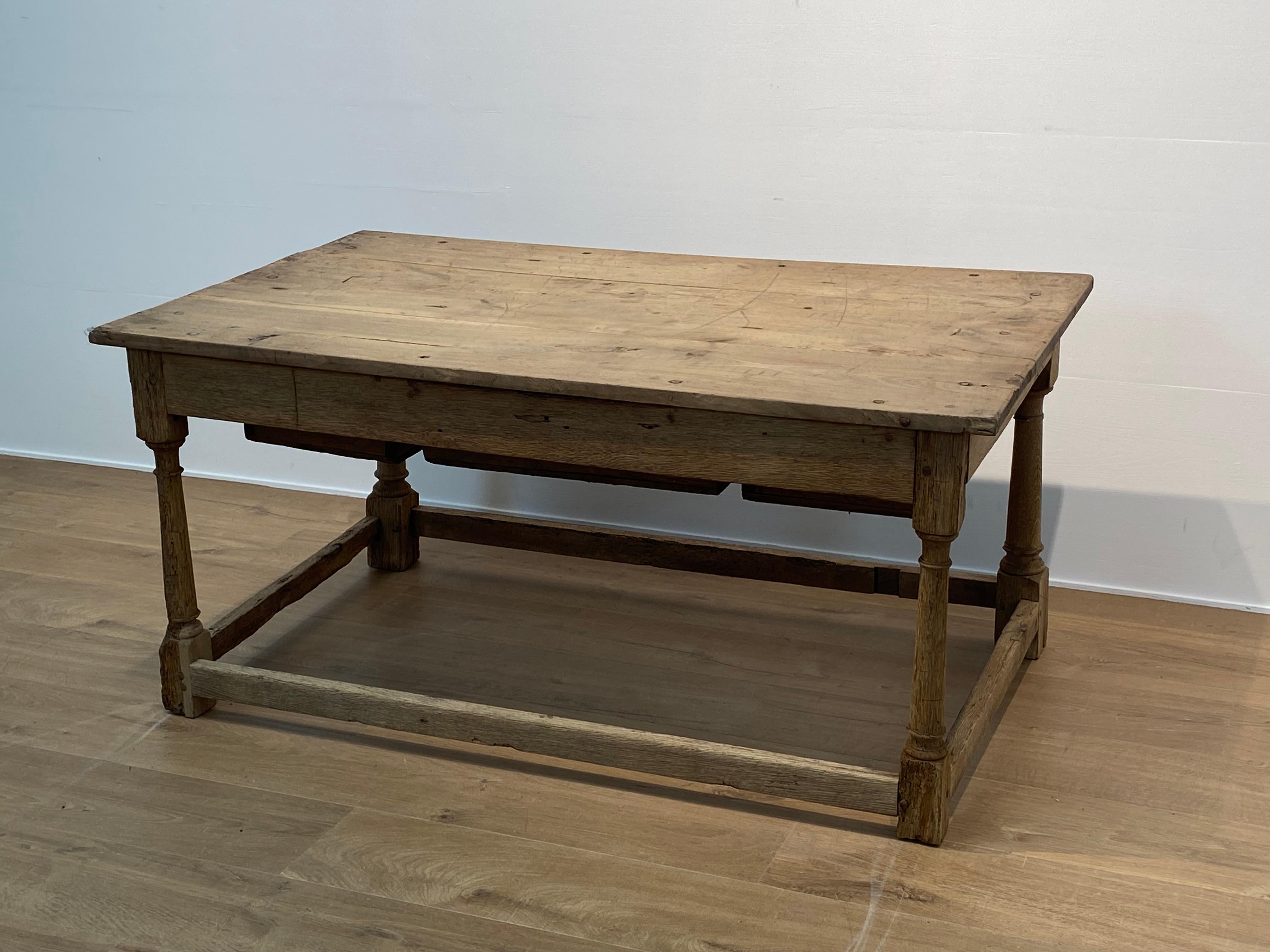 Antique Spanish Low Table with 3 drawers in Walnut, 18 th Century For Sale 8
