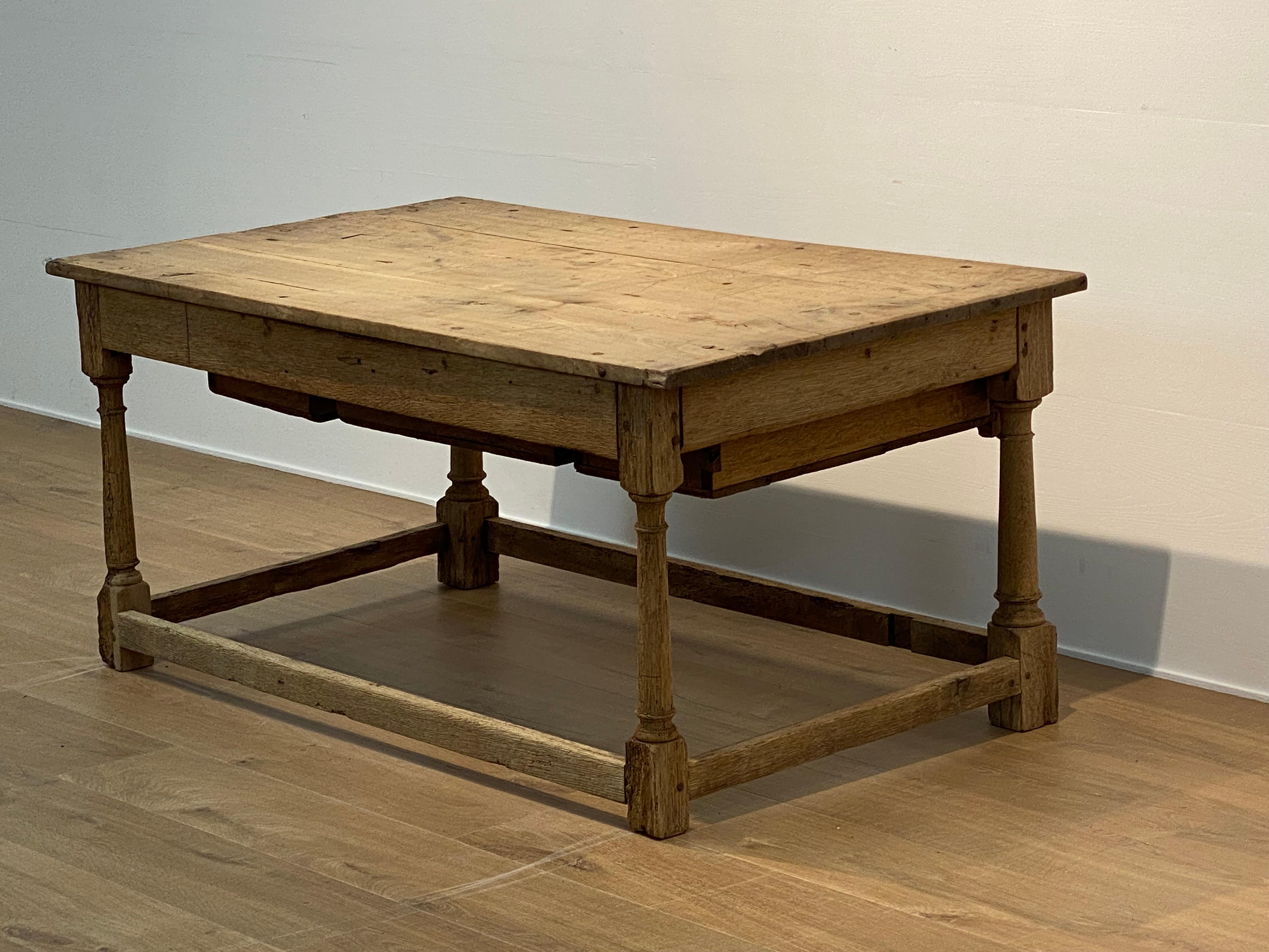 Antique Spanish Low Table with 3 drawers in Walnut, 18 th Century For Sale 9