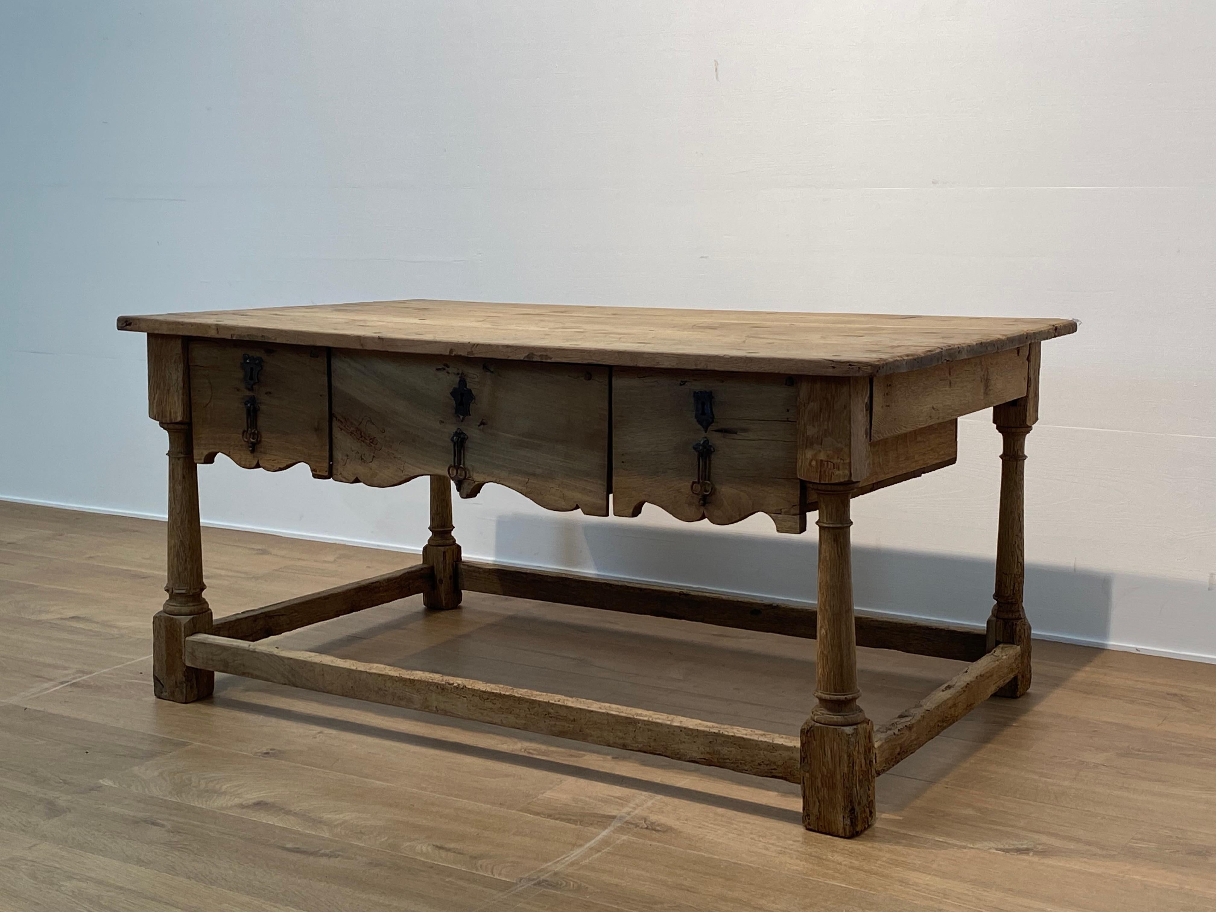 Polished Antique Spanish Low Table with 3 drawers in Walnut, 18 th Century For Sale