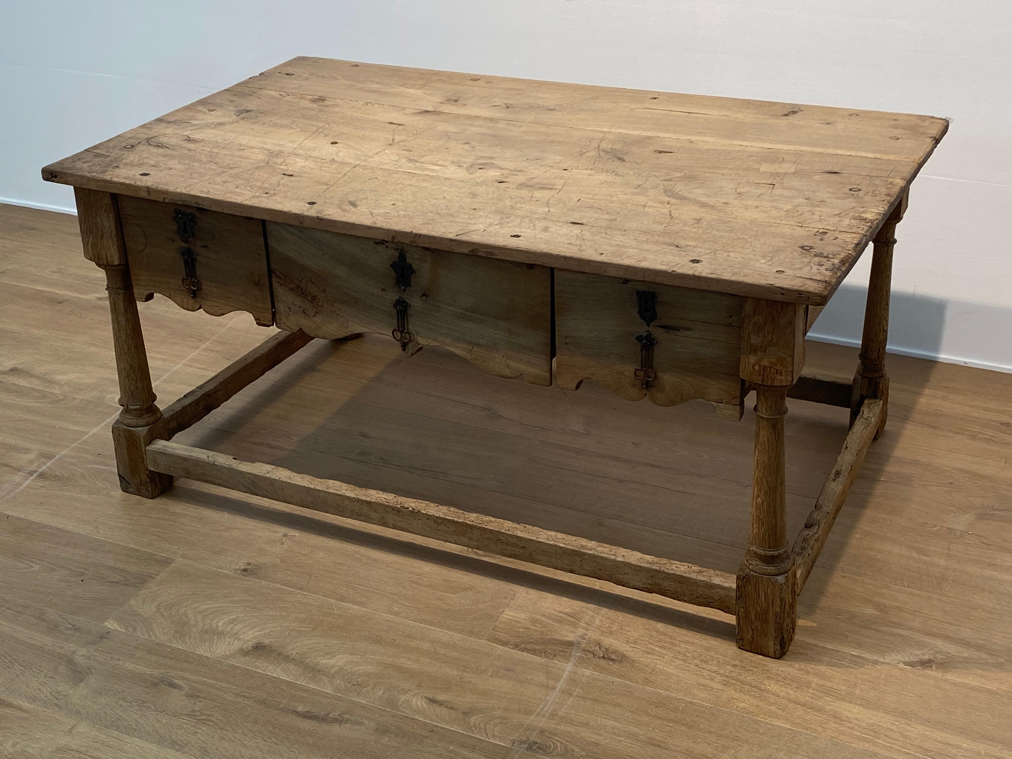 Antique Spanish Low Table with 3 drawers in Walnut, 18 th Century In Good Condition For Sale In Schellebelle, BE