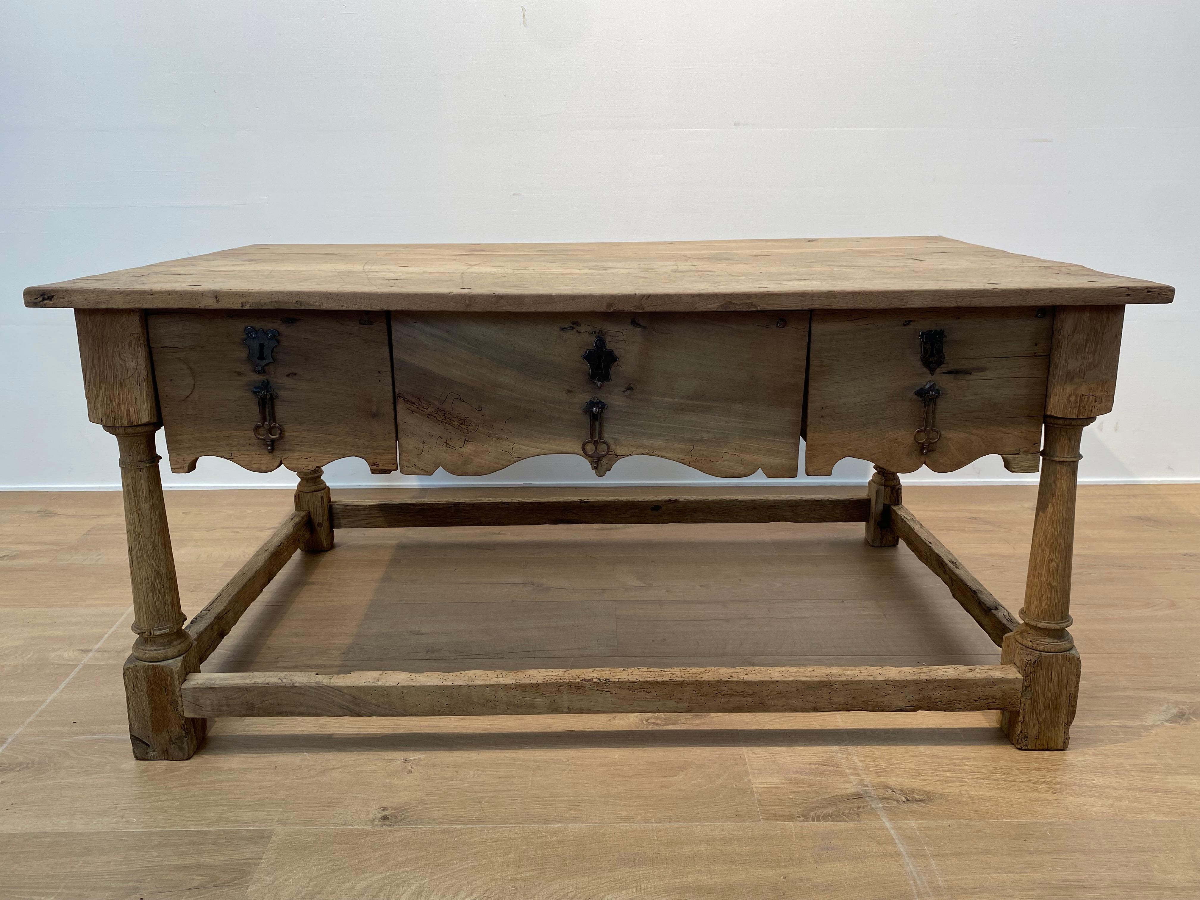 18th Century Antique Spanish Low Table with 3 drawers in Walnut, 18 th Century For Sale