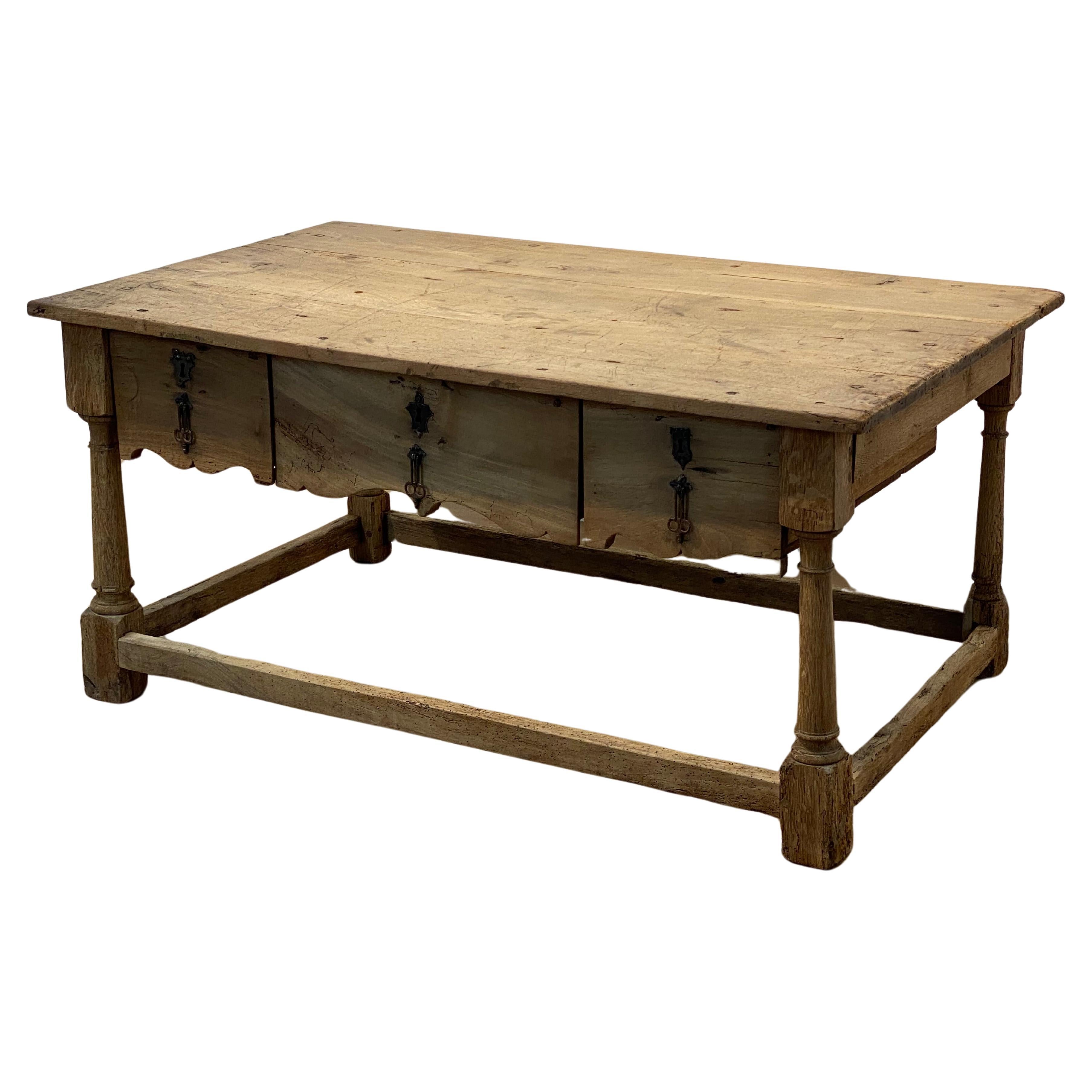 Antique Spanish Low Table with 3 drawers in Walnut, 18 th Century For Sale