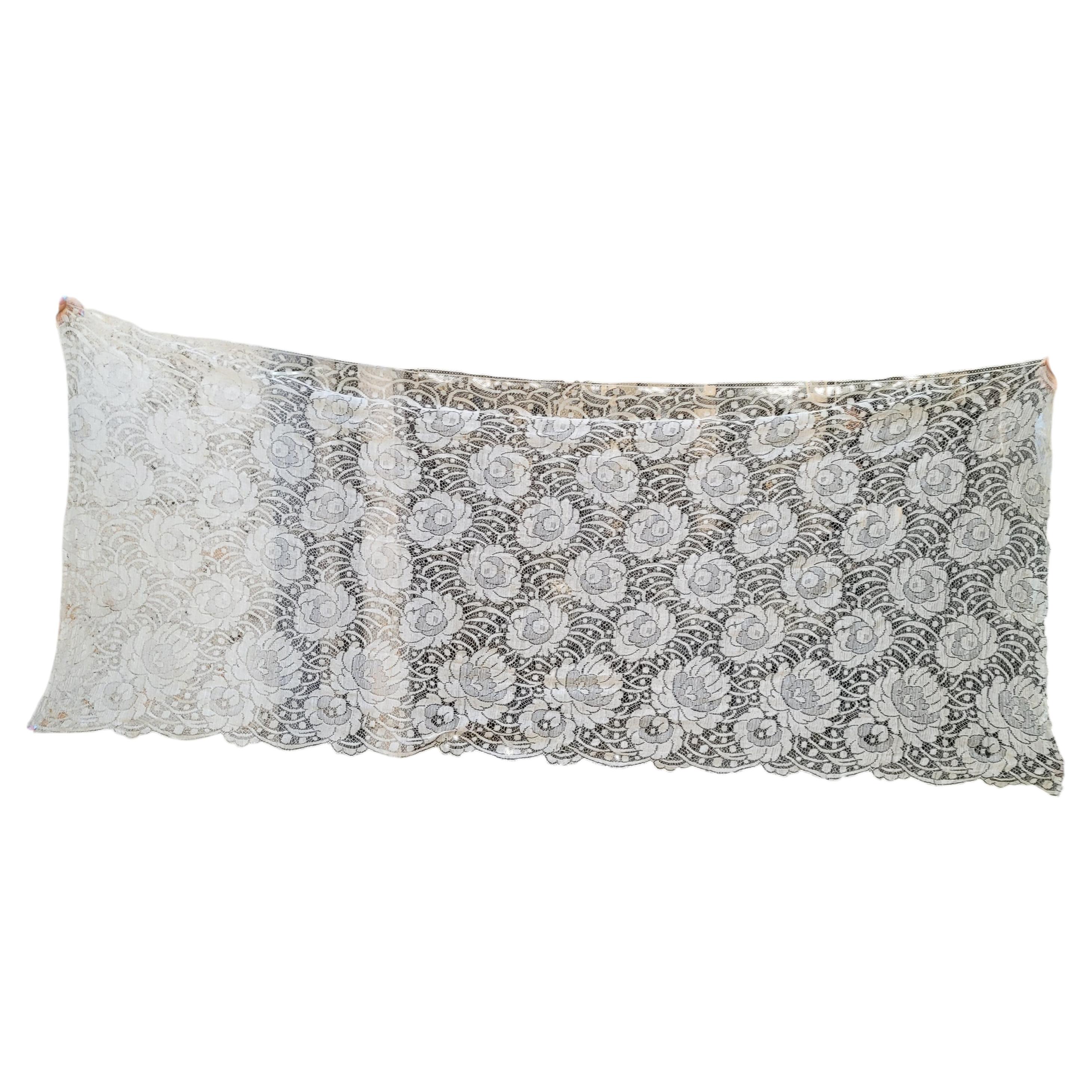 Mantille espagnole ancienne en dentelle florale blanche. en vente