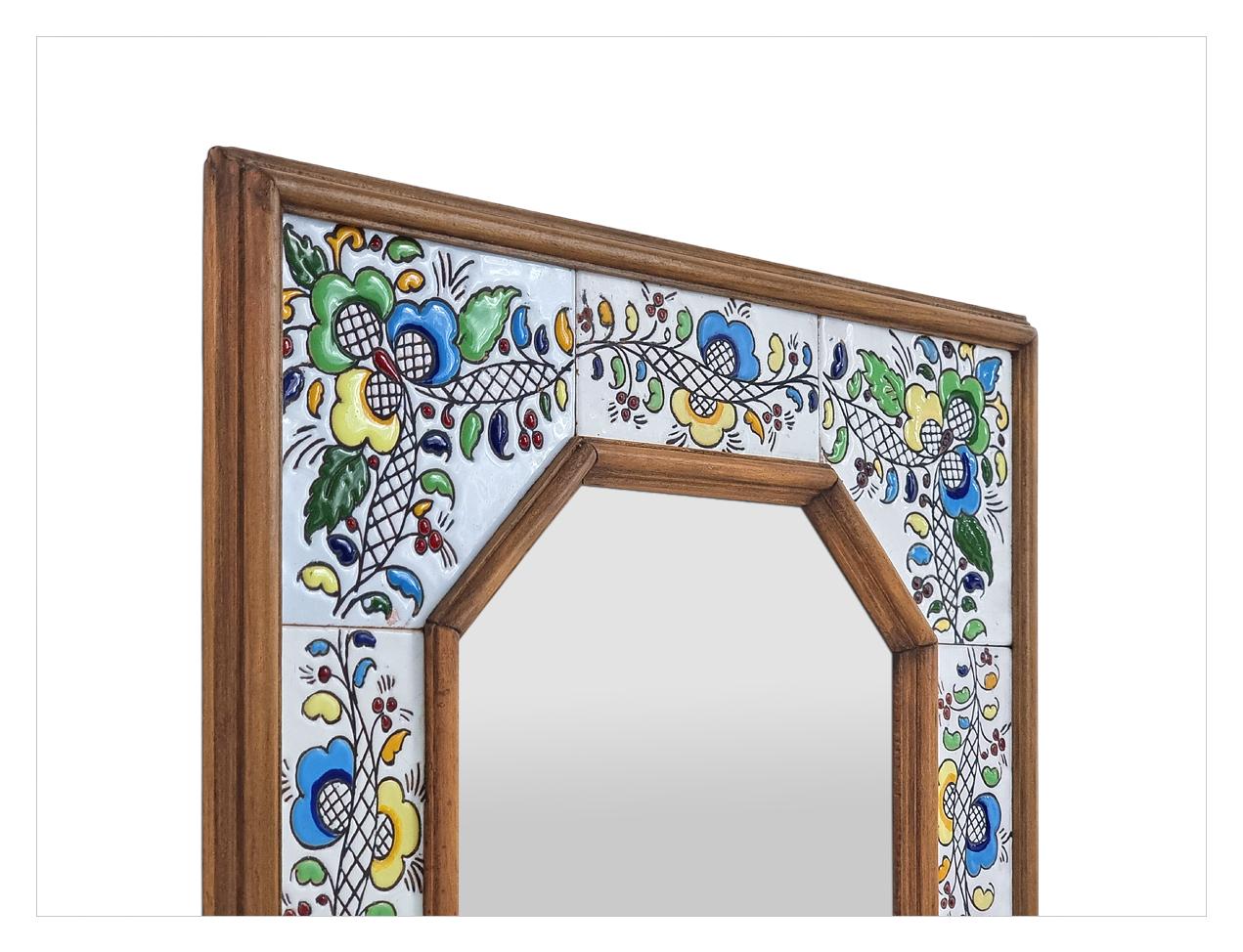Patinato Antique Mirror spagnolo, legno e ceramica con motivi floreali multicolore, circa 1965 in vendita