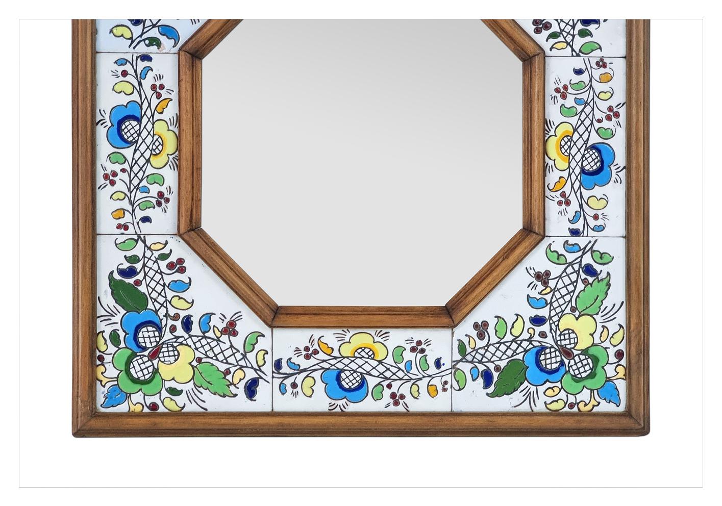 Metà XX secolo Antique Mirror spagnolo, legno e ceramica con motivi floreali multicolore, circa 1965 in vendita