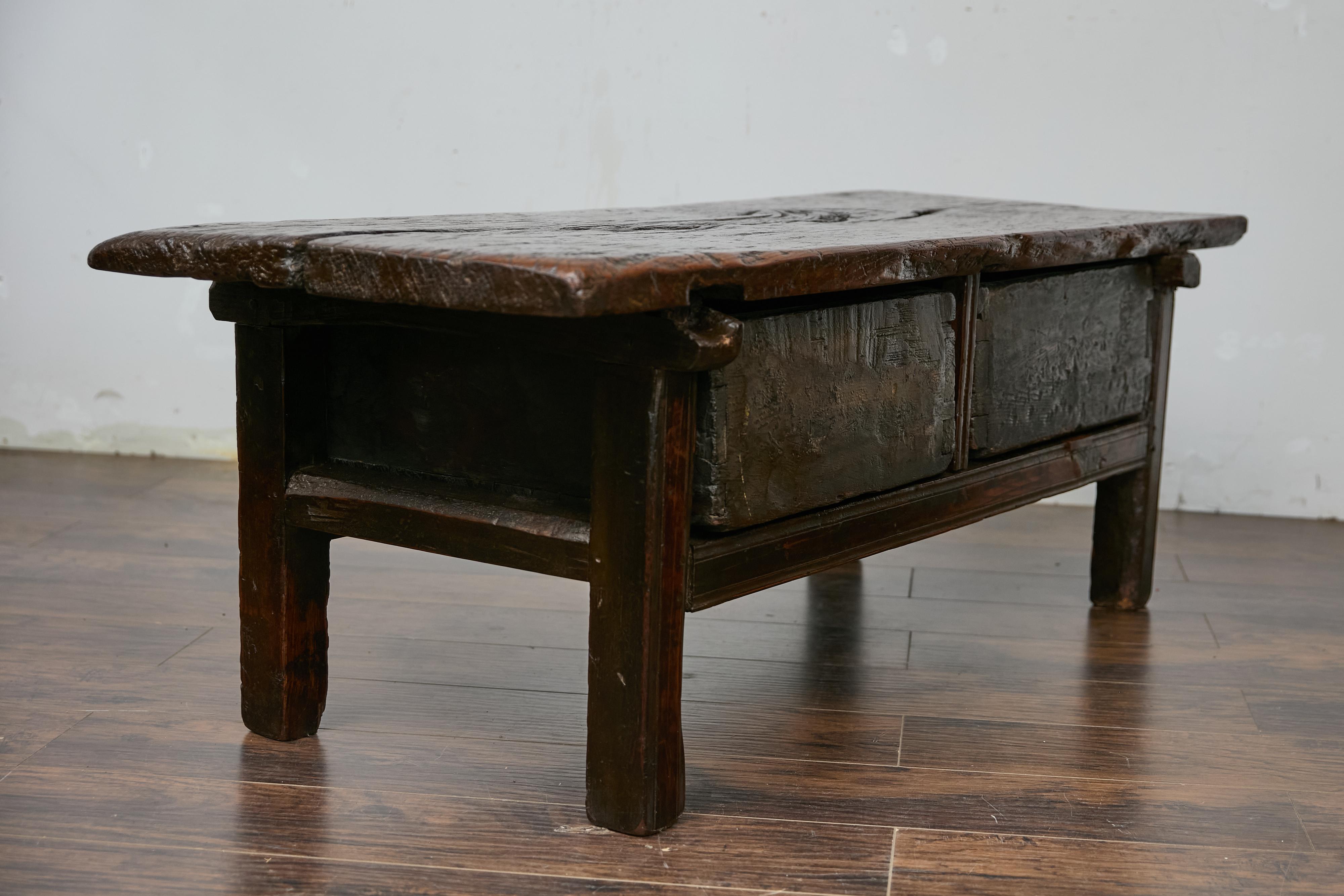Table basse espagnole ancienne avec deux tiroirs sculptés, vers 1800 en vente 3