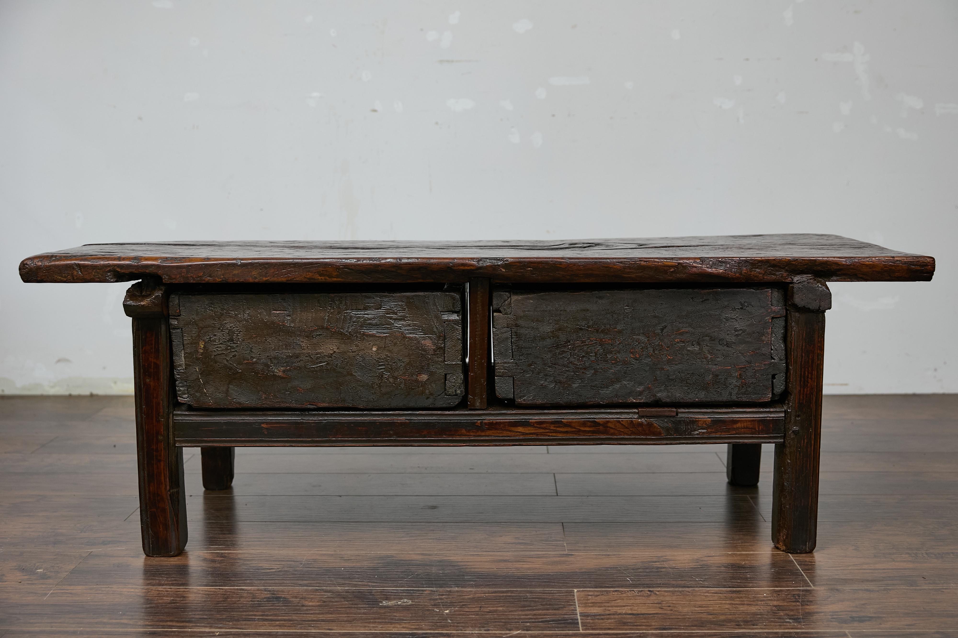 Table basse espagnole ancienne avec deux tiroirs sculptés, vers 1800 en vente 4