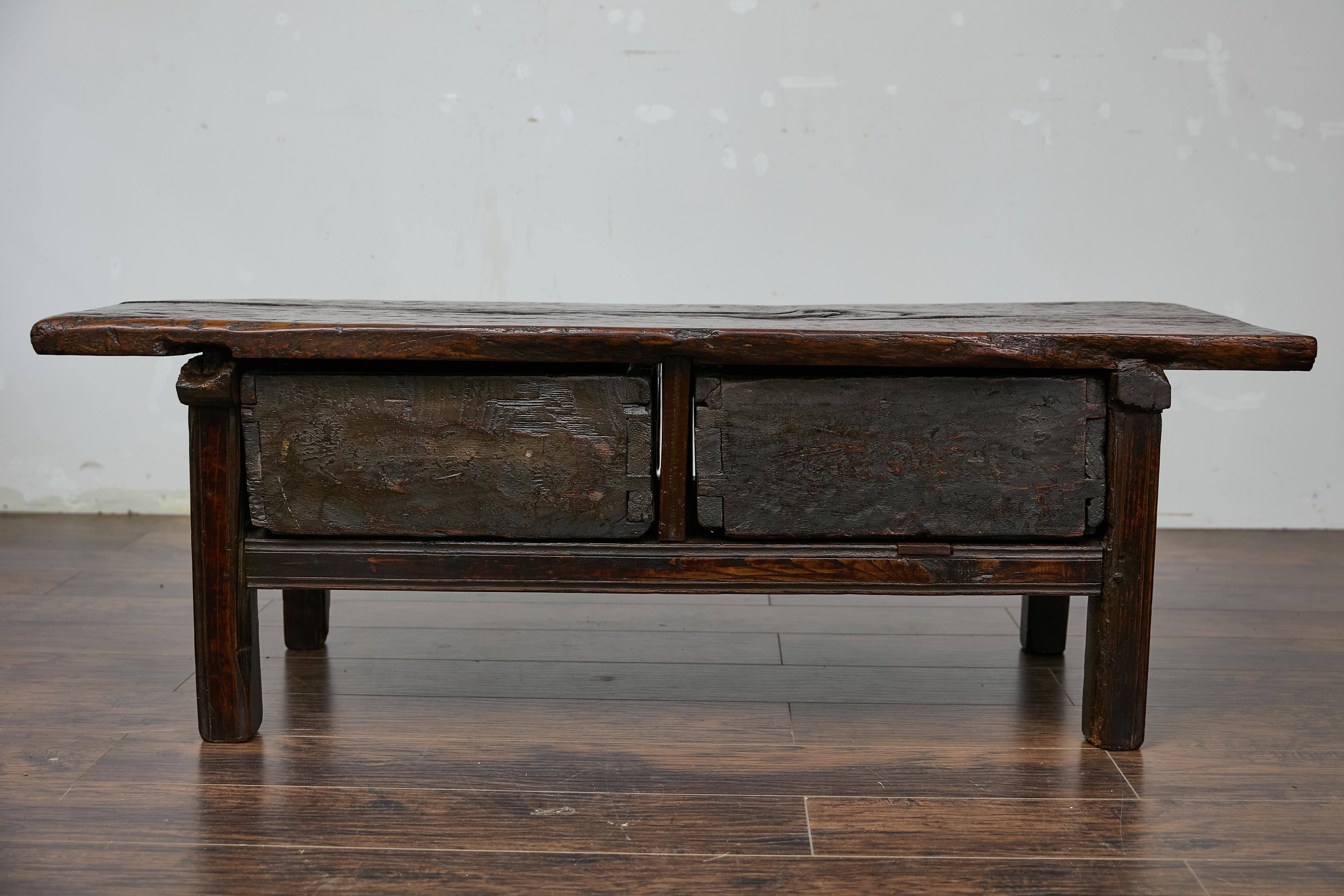 Table basse espagnole ancienne avec deux tiroirs sculptés, vers 1800 en vente 5