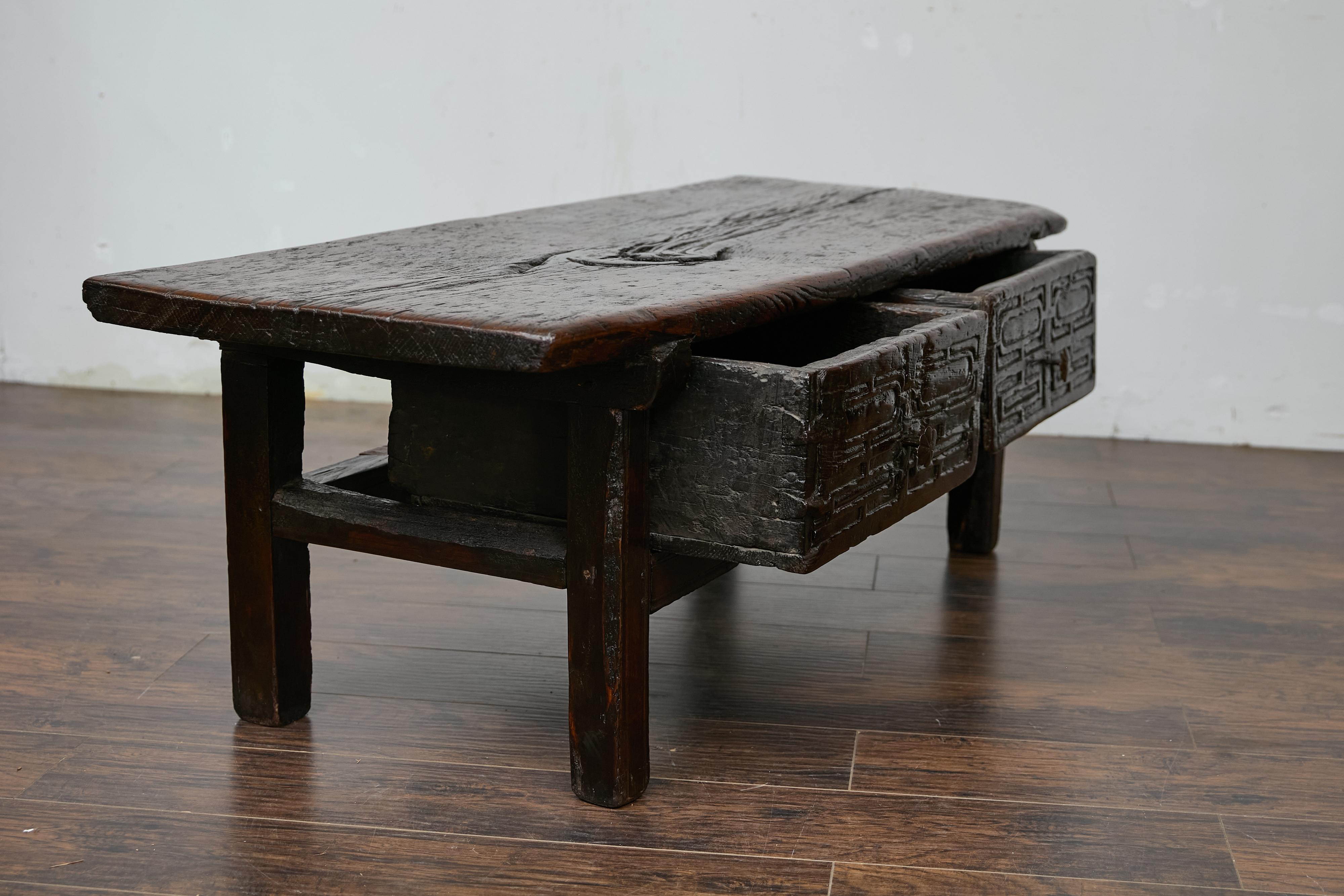 Table basse espagnole ancienne avec deux tiroirs sculptés, vers 1800 en vente 6