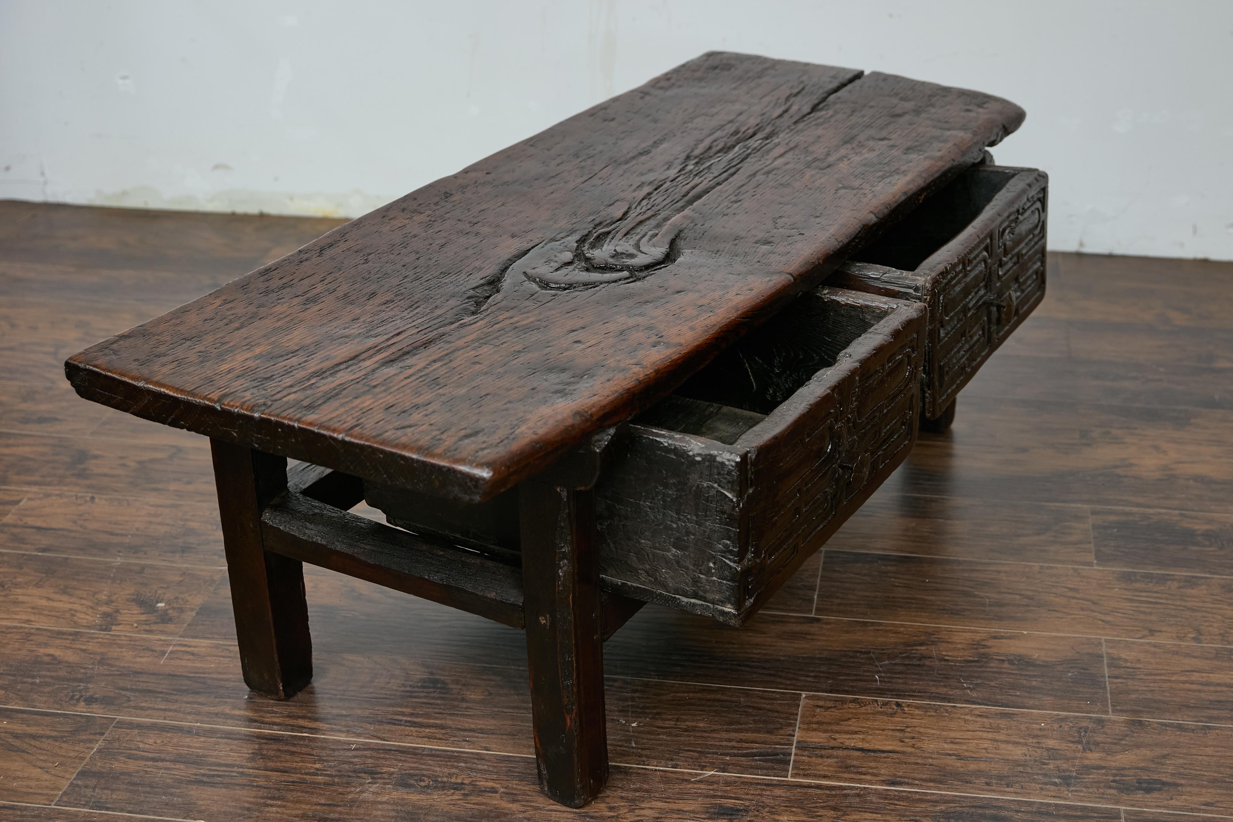 Table basse espagnole ancienne avec deux tiroirs sculptés, vers 1800 en vente 7
