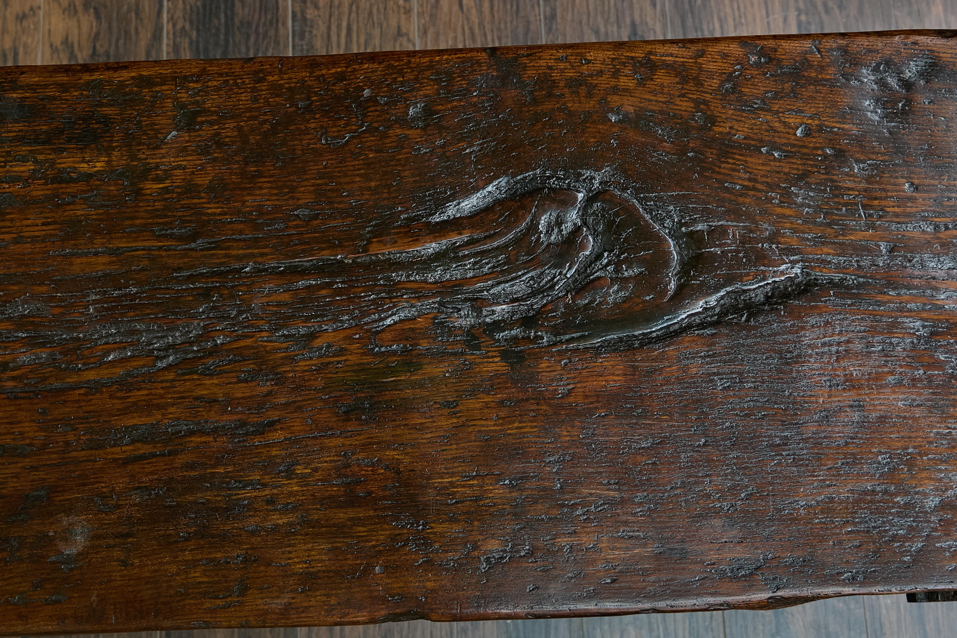 Table basse espagnole ancienne avec deux tiroirs sculptés, vers 1800 en vente 8