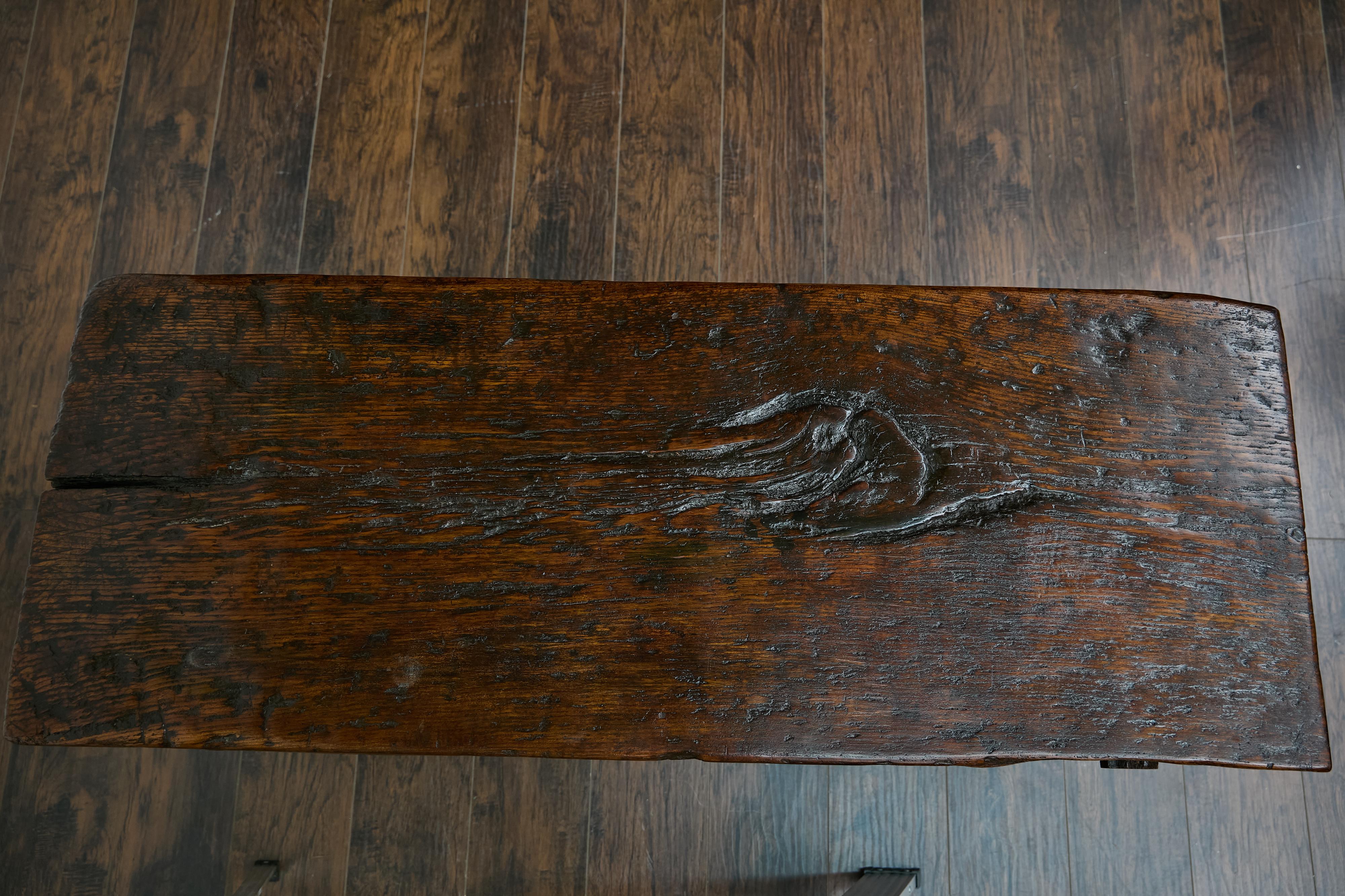 Table basse espagnole ancienne avec deux tiroirs sculptés, vers 1800 en vente 9