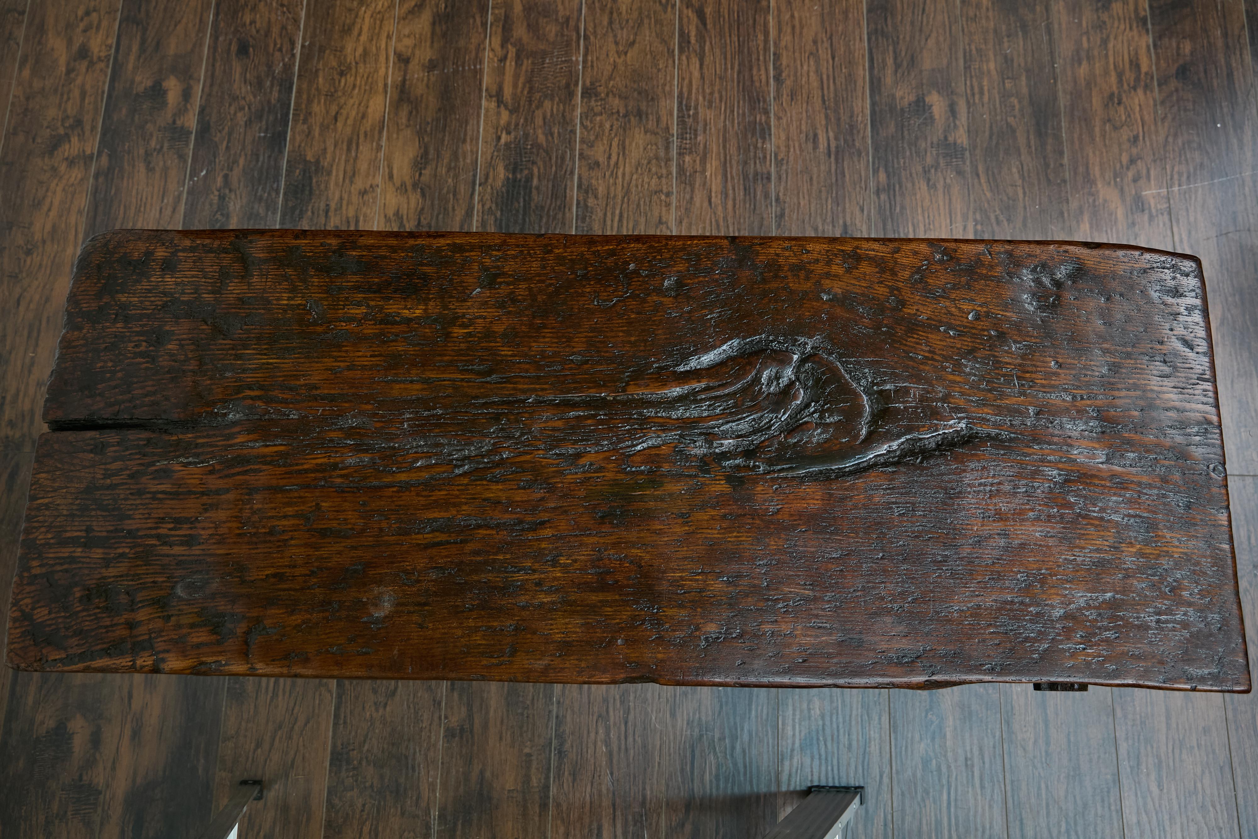 Table basse espagnole ancienne avec deux tiroirs sculptés, vers 1800 en vente 10