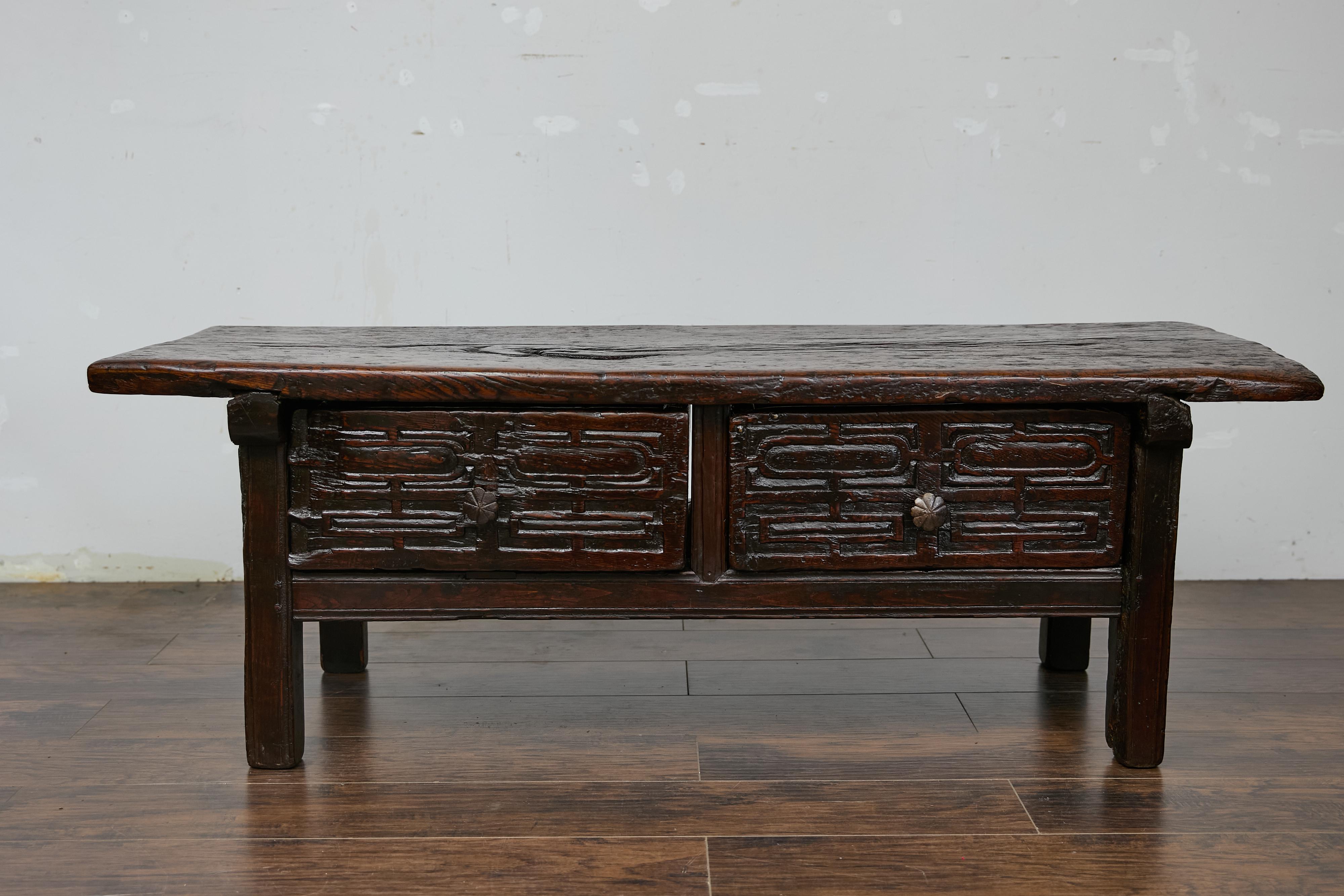 Table basse espagnole ancienne avec deux tiroirs sculptés, vers 1800 en vente 11