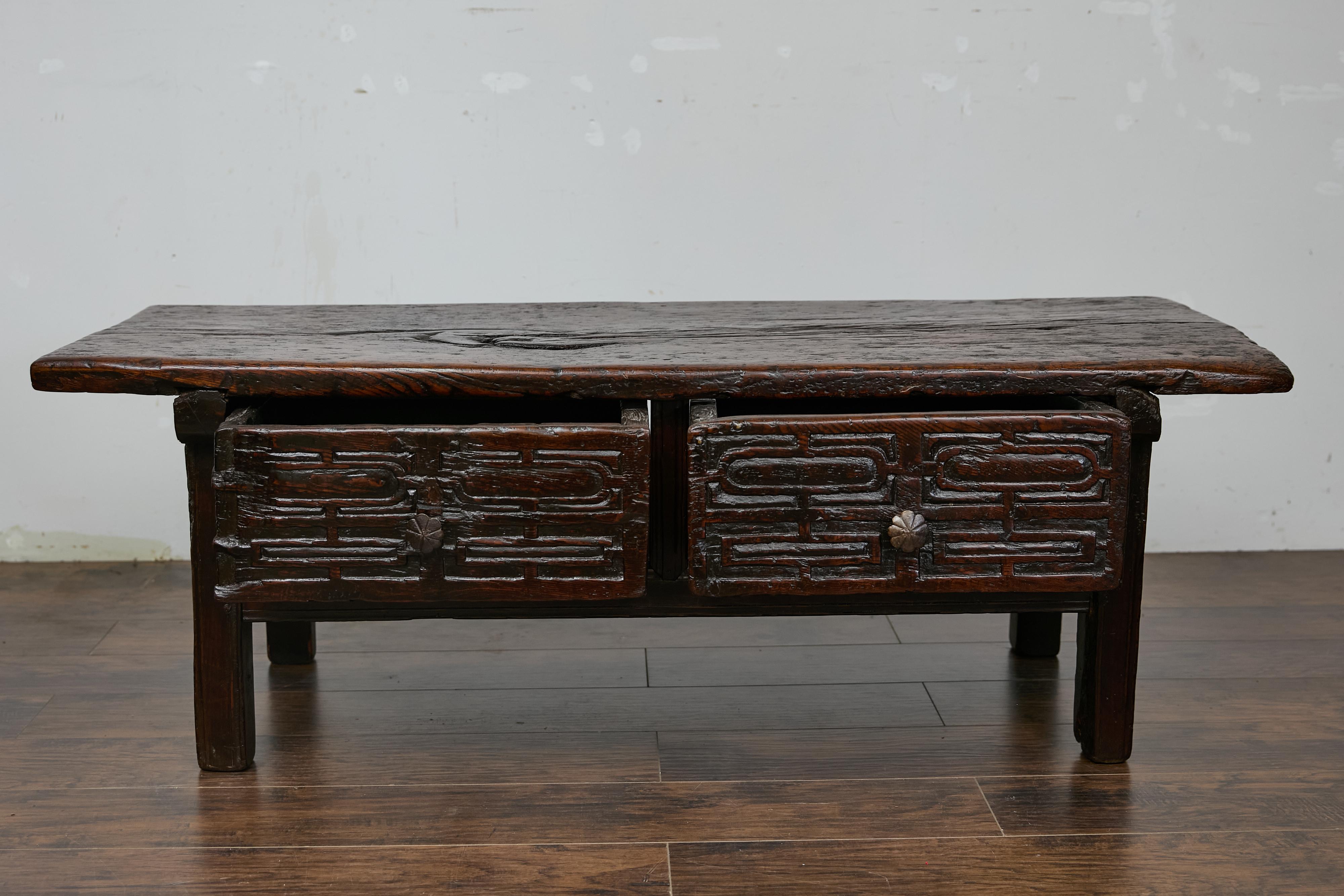 Espagnol Table basse espagnole ancienne avec deux tiroirs sculptés, vers 1800 en vente