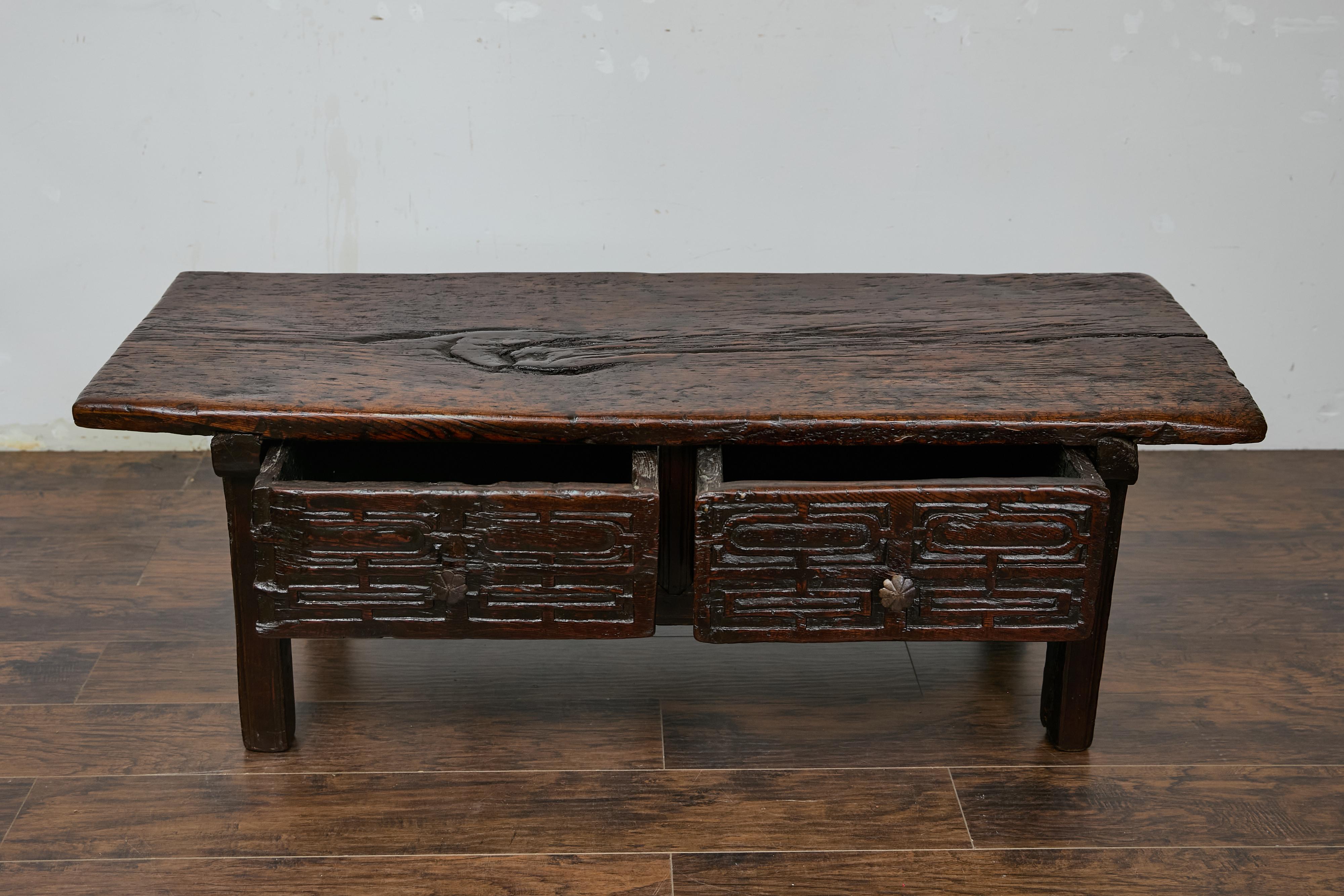 Sculpté Table basse espagnole ancienne avec deux tiroirs sculptés, vers 1800 en vente