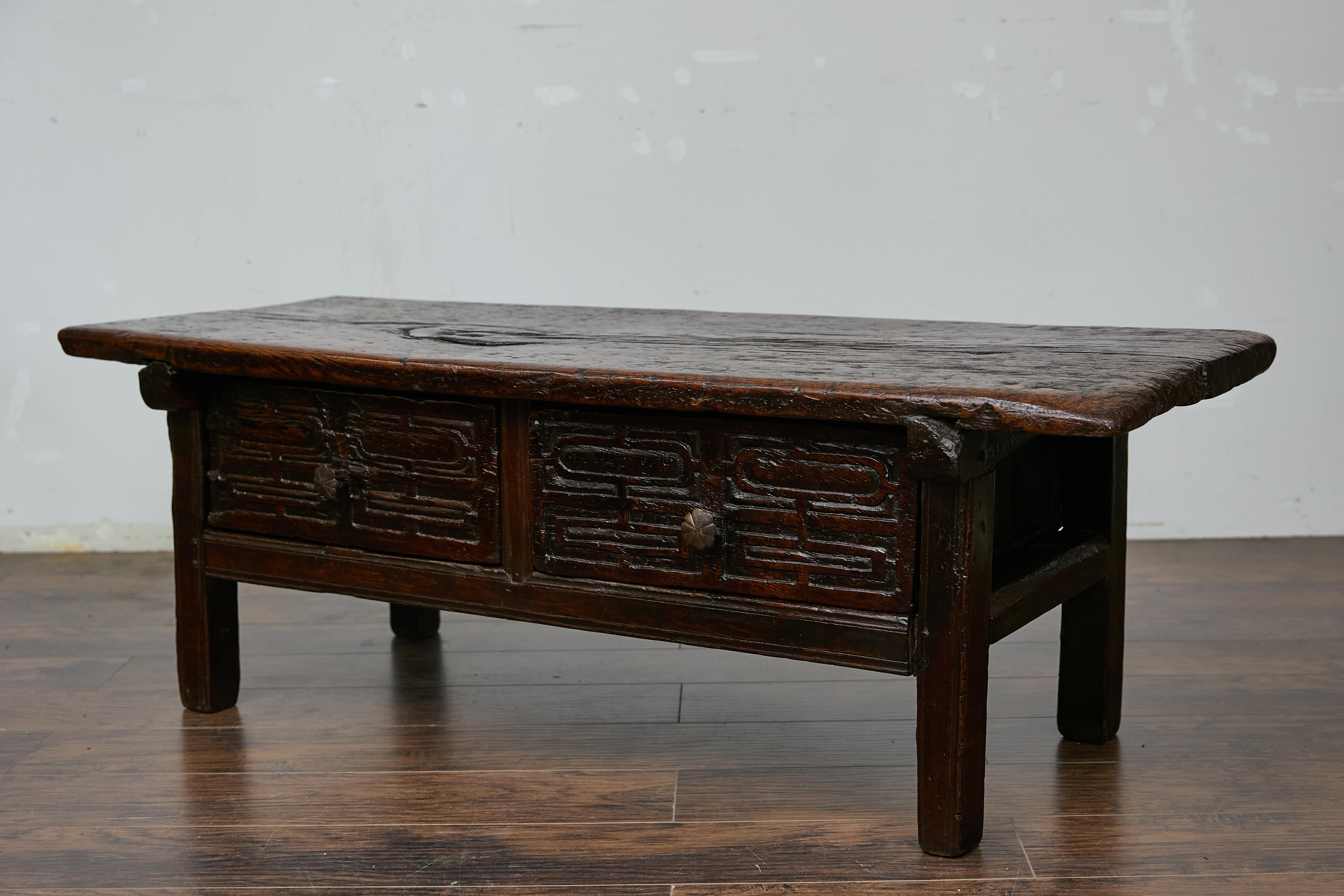 Table basse espagnole ancienne avec deux tiroirs sculptés, vers 1800 Bon état - En vente à Atlanta, GA