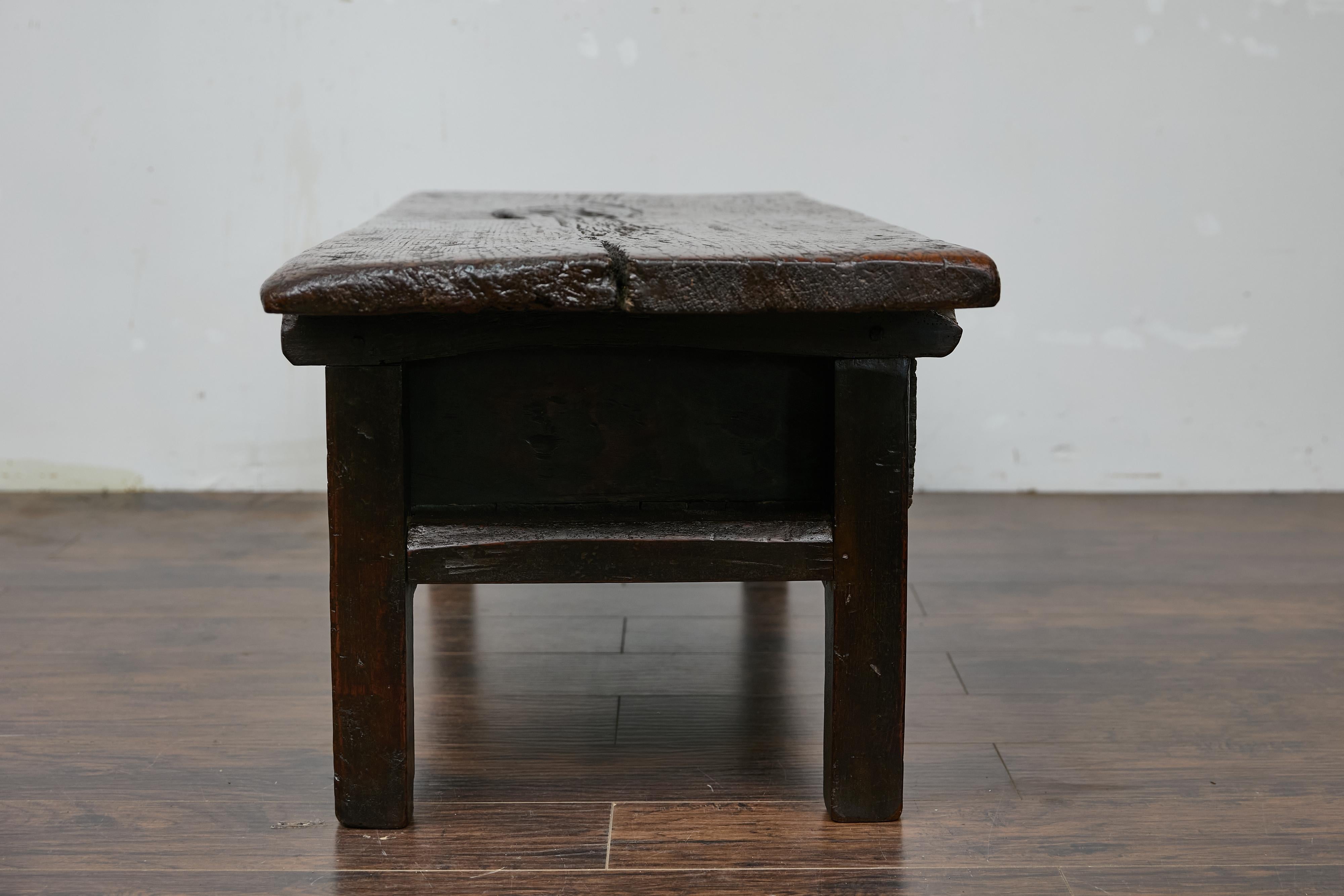 XIXe siècle Table basse espagnole ancienne avec deux tiroirs sculptés, vers 1800 en vente
