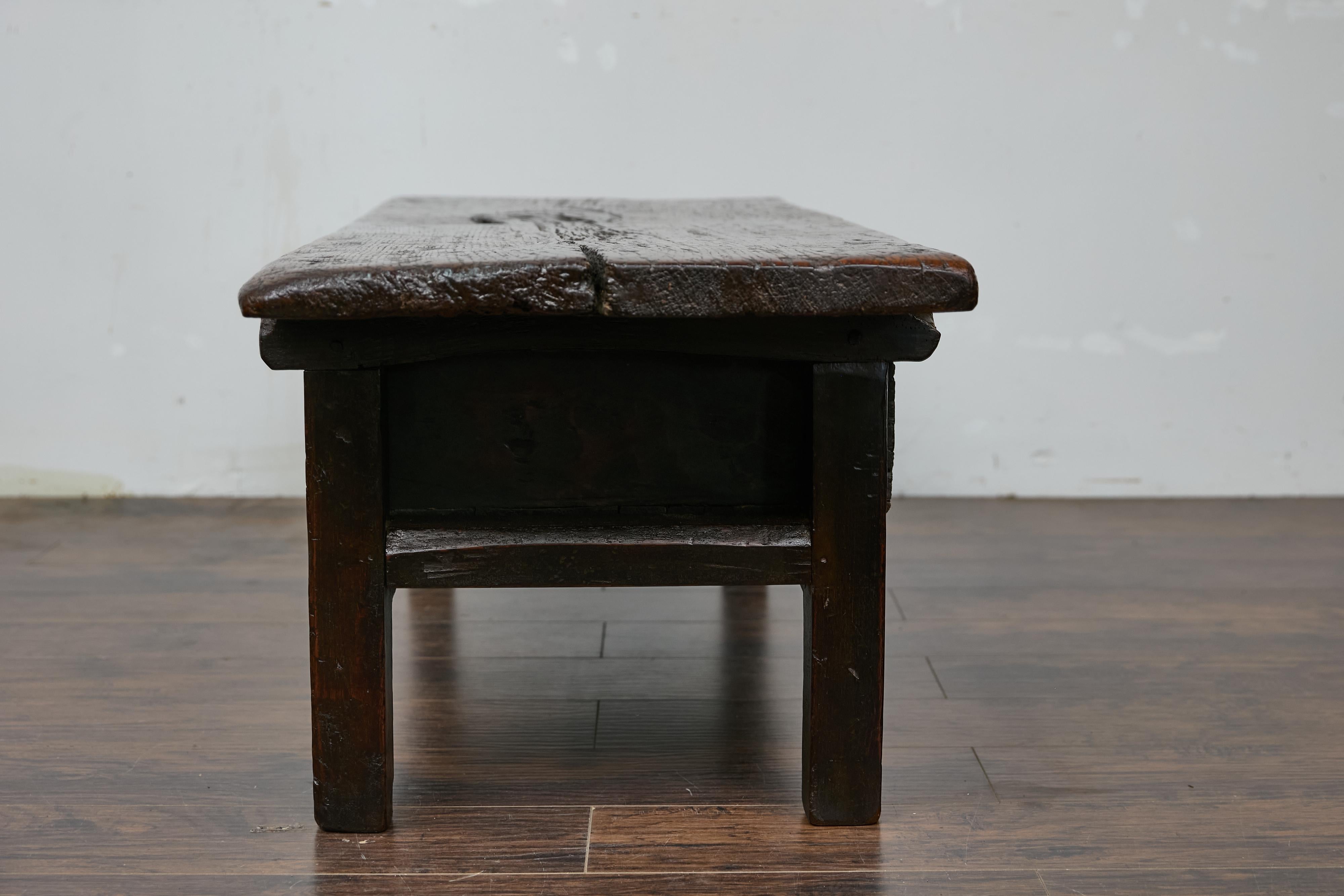 Chêne Table basse espagnole ancienne avec deux tiroirs sculptés, vers 1800 en vente