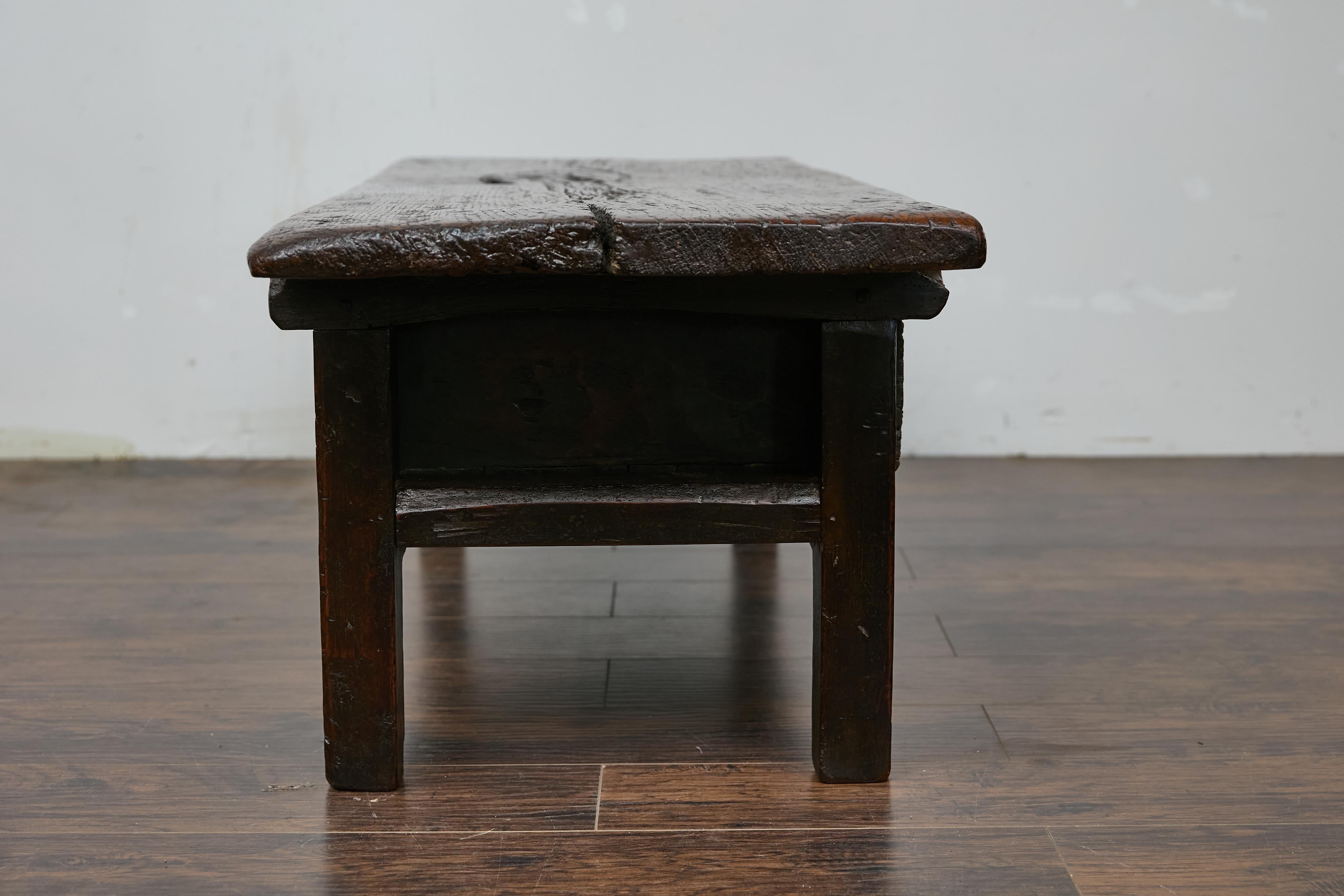 Table basse espagnole ancienne avec deux tiroirs sculptés, vers 1800 en vente 1