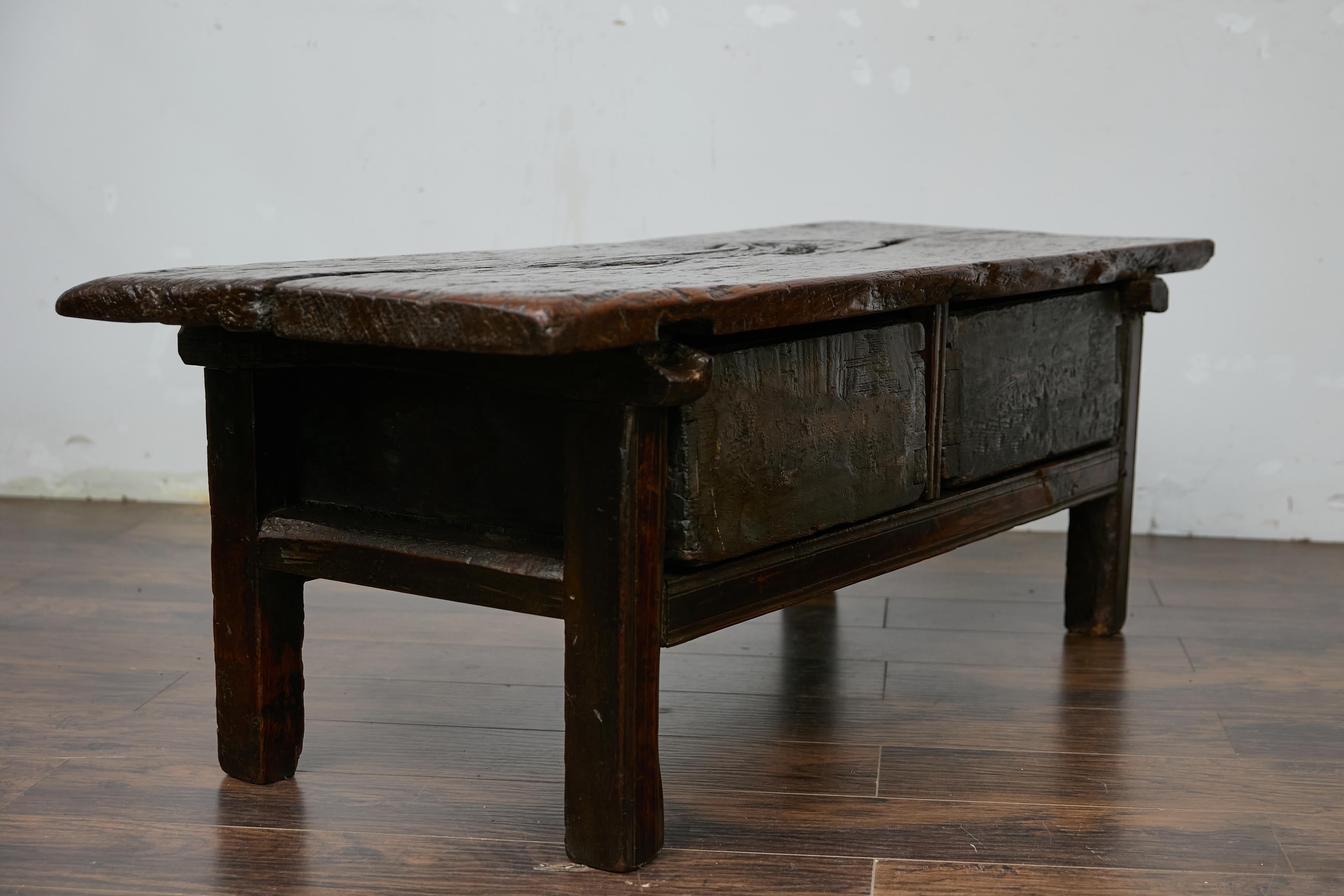 Table basse espagnole ancienne avec deux tiroirs sculptés, vers 1800 en vente 2
