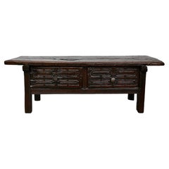 Antigua mesa baja de roble español con dos cajones tallados, Circa 1800
