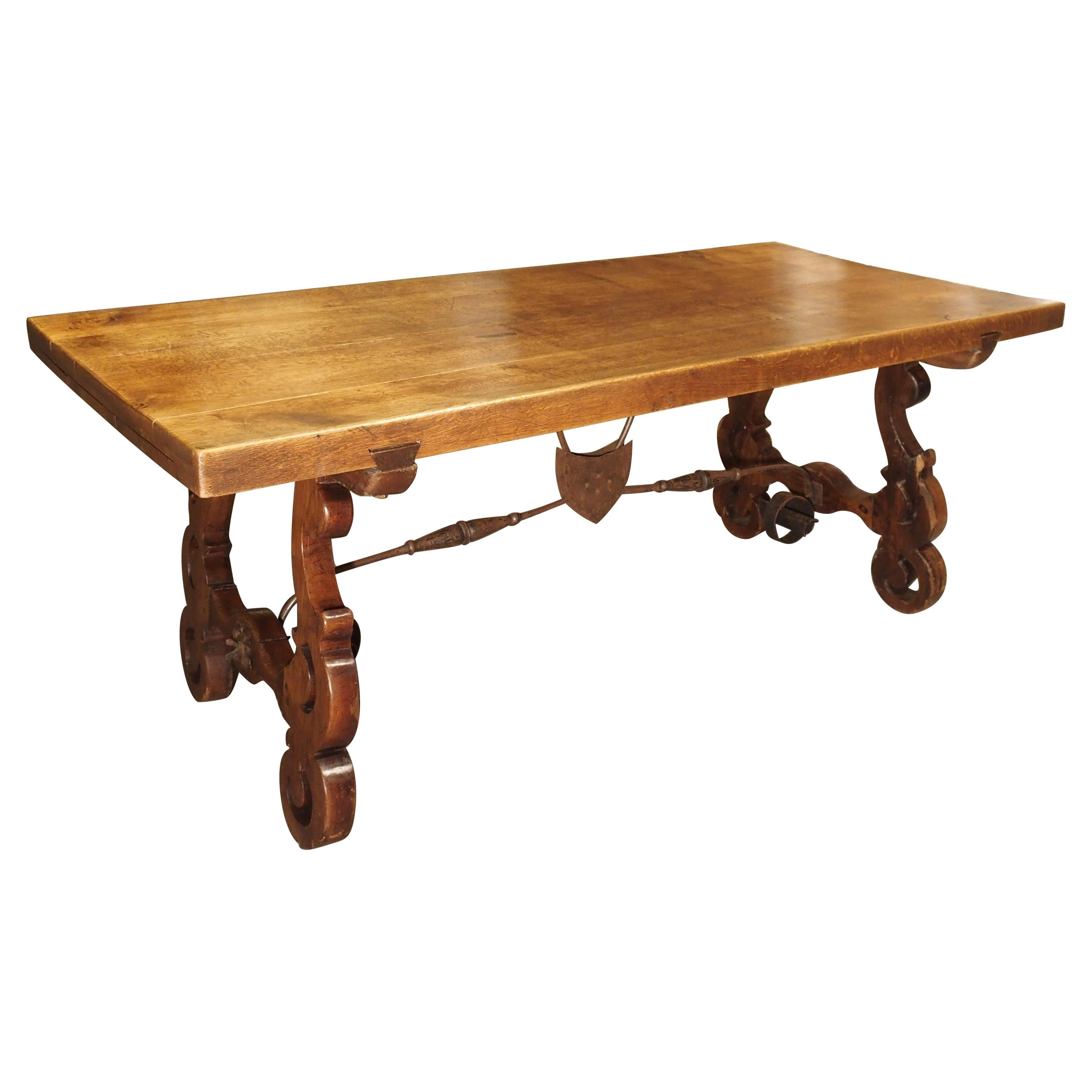 Ancienne table espagnole en chêne avec traverse en fer forgé En vente sur  1stDibs