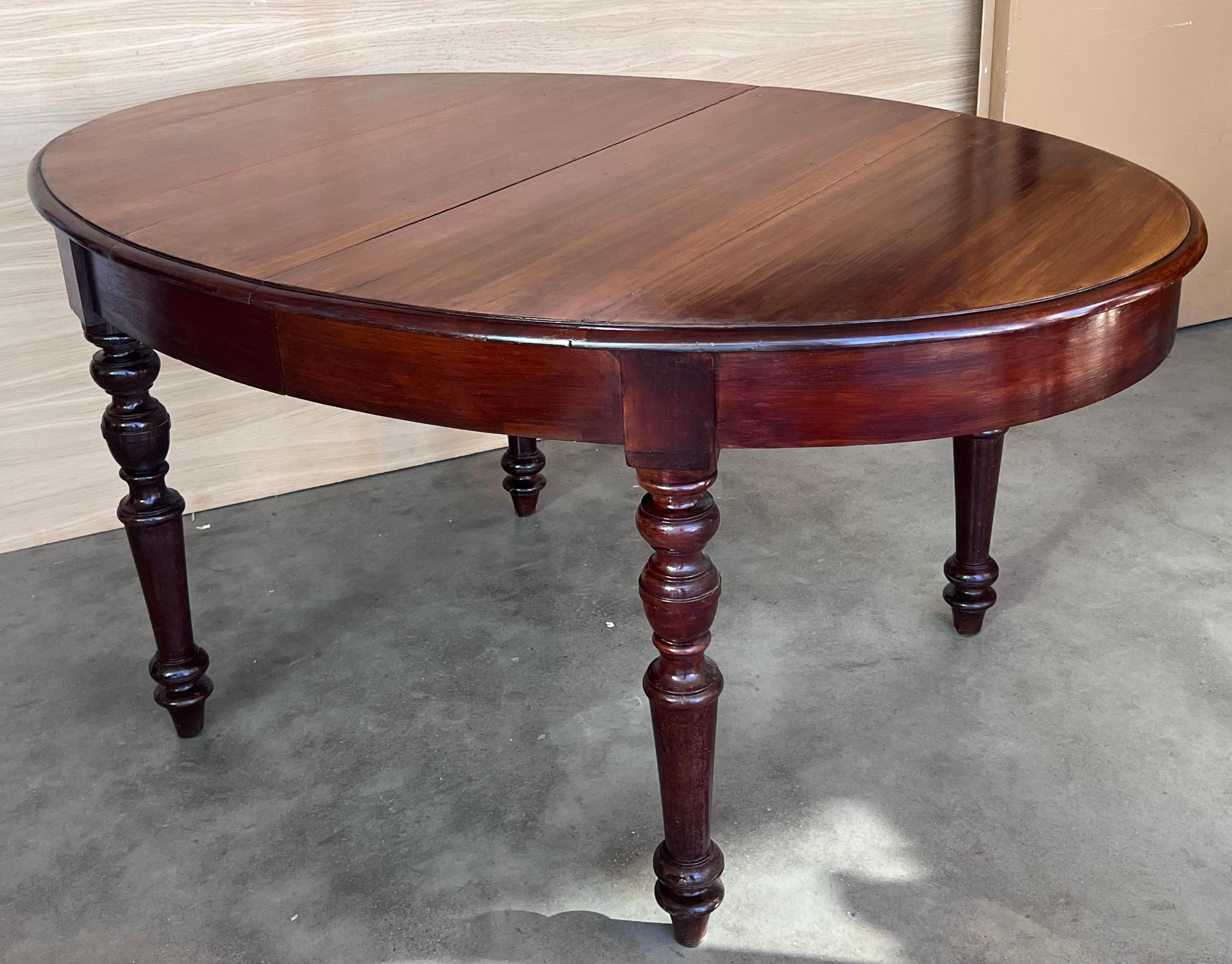 Espagnol Ancienne table de salle à manger espagnole ovale à quatre pieds en vente