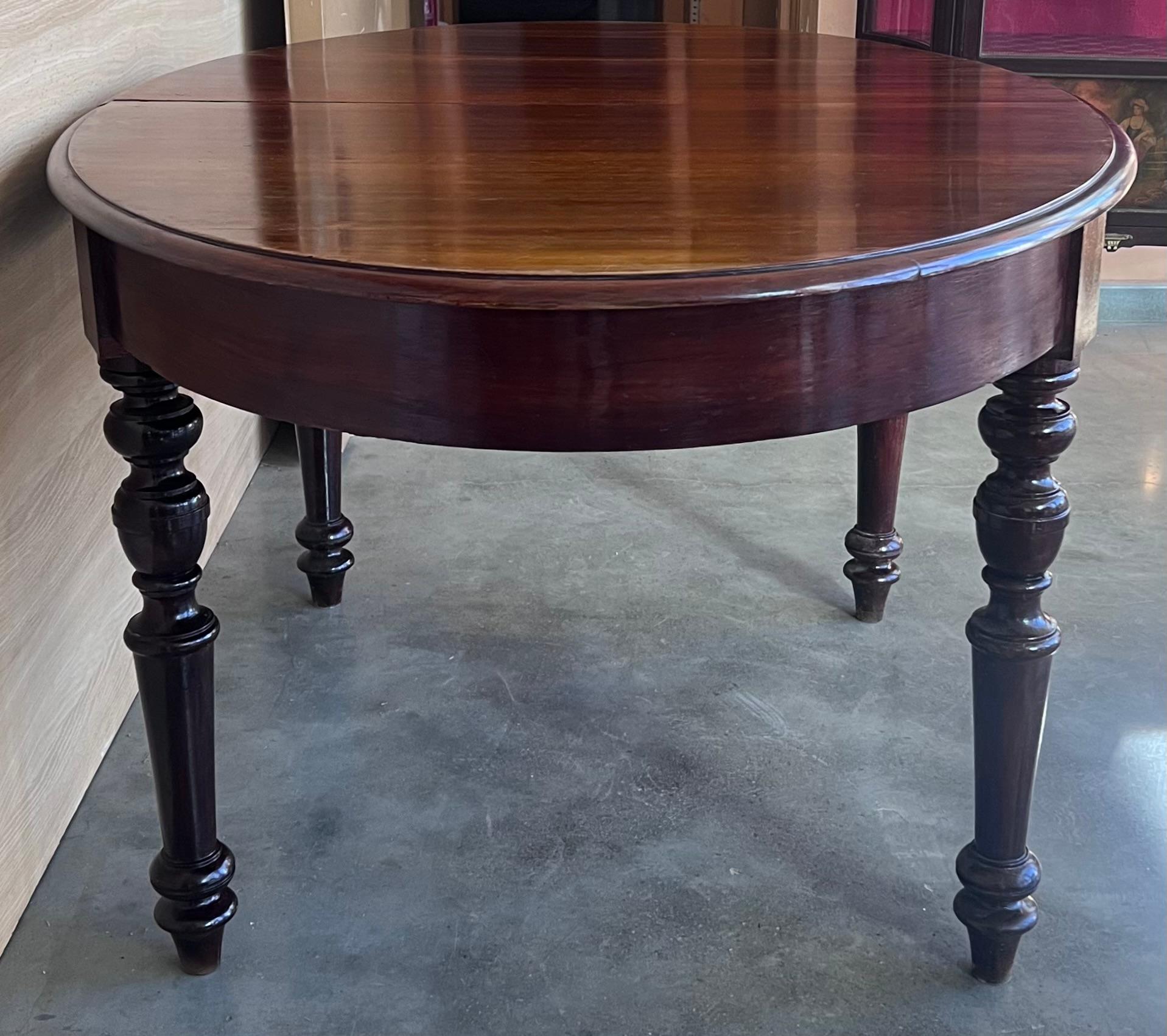 Ancienne table de salle à manger espagnole ovale à quatre pieds Bon état - En vente à Miami, FL