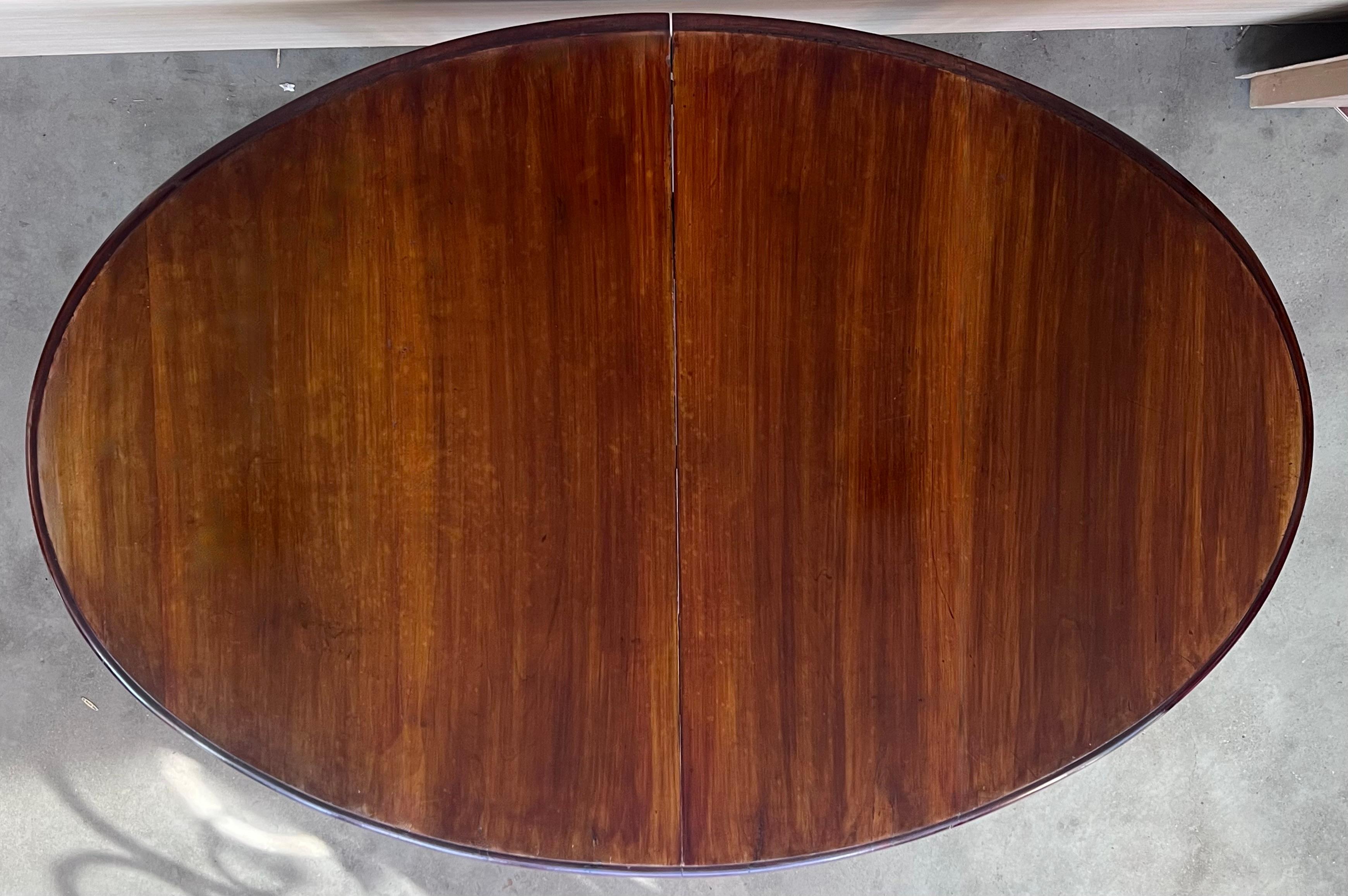 Pin Ancienne table de salle à manger espagnole ovale à quatre pieds en vente