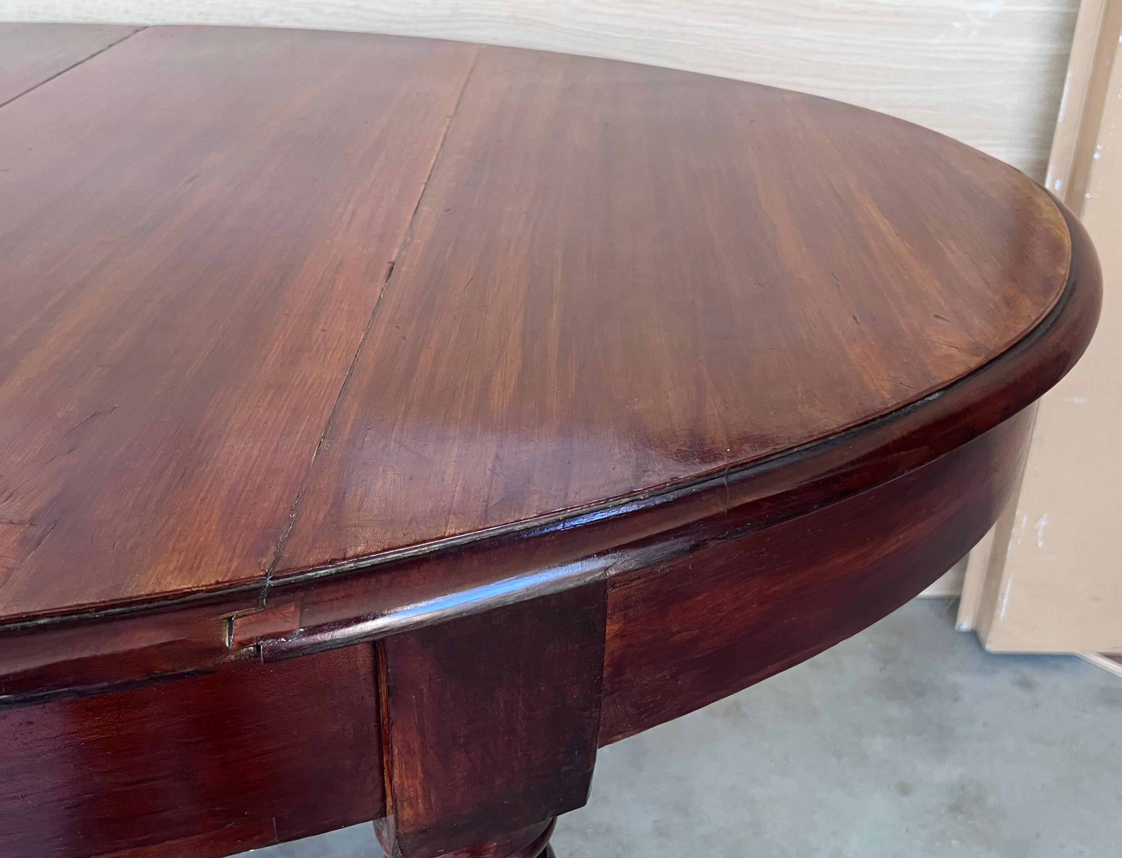 Ancienne table de salle à manger espagnole ovale à quatre pieds en vente 1