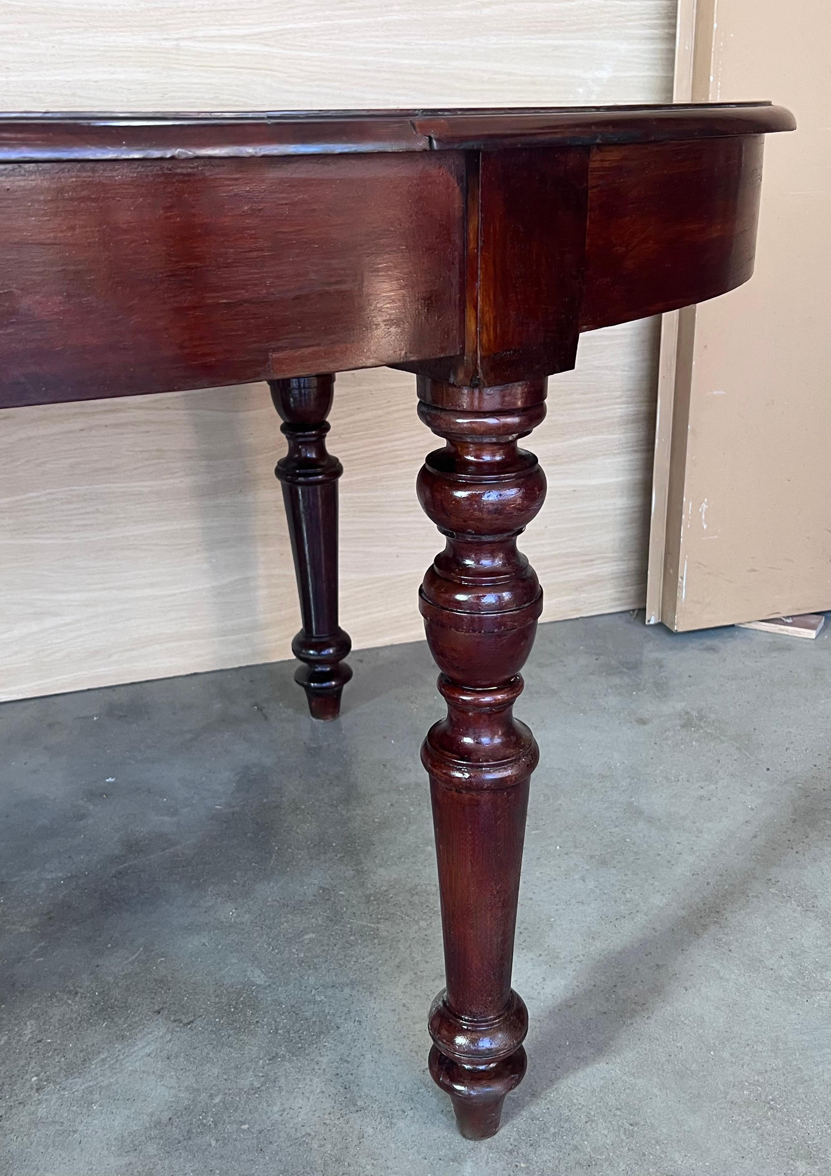 Ancienne table de salle à manger espagnole ovale à quatre pieds en vente 2