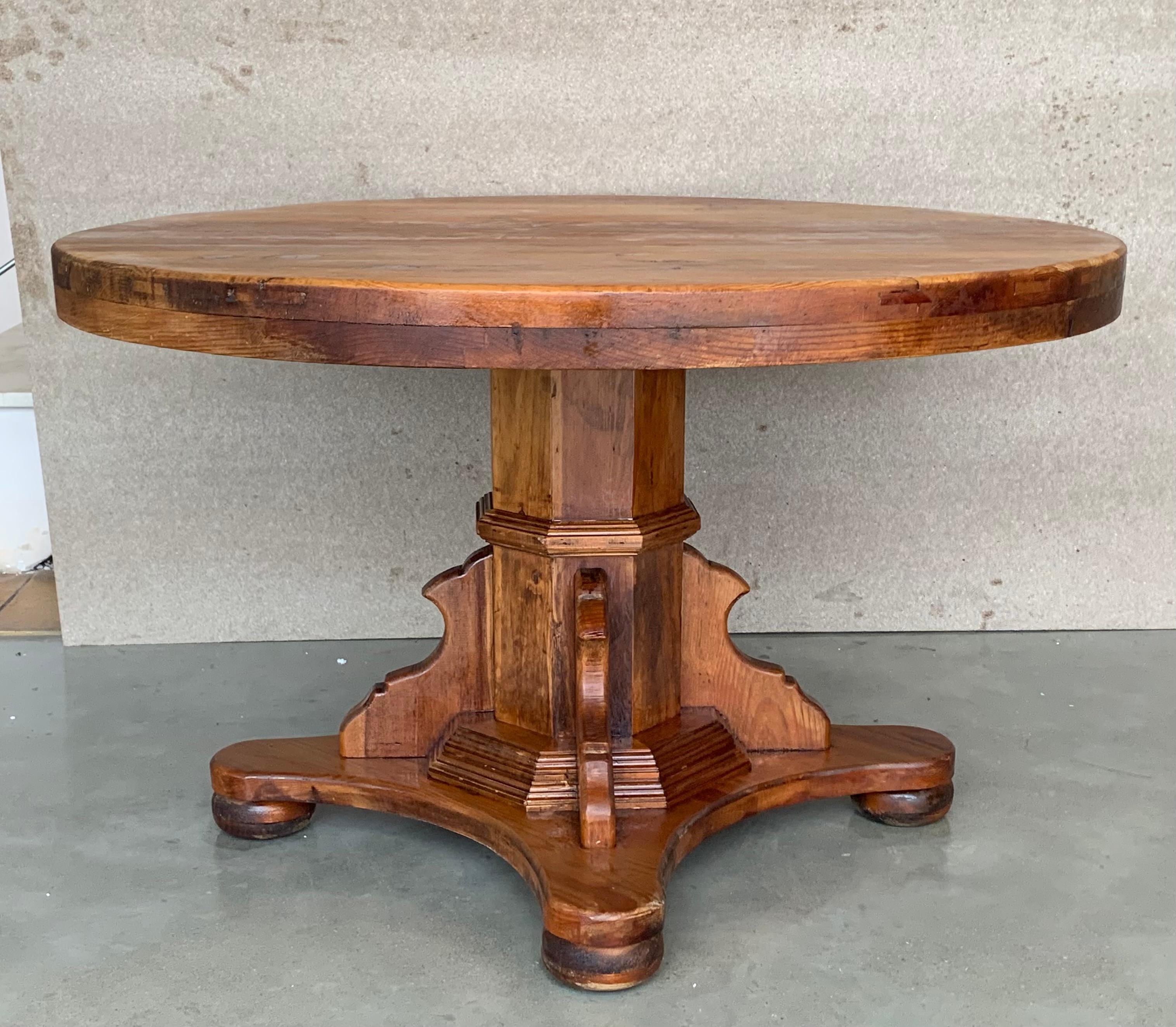 Antique Spanish Pedestal Figural Carved Dining Table In Good Condition In Miami, FL