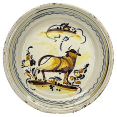 Antico caricatore spagnolo in ceramica policroma con decorazione di un toro