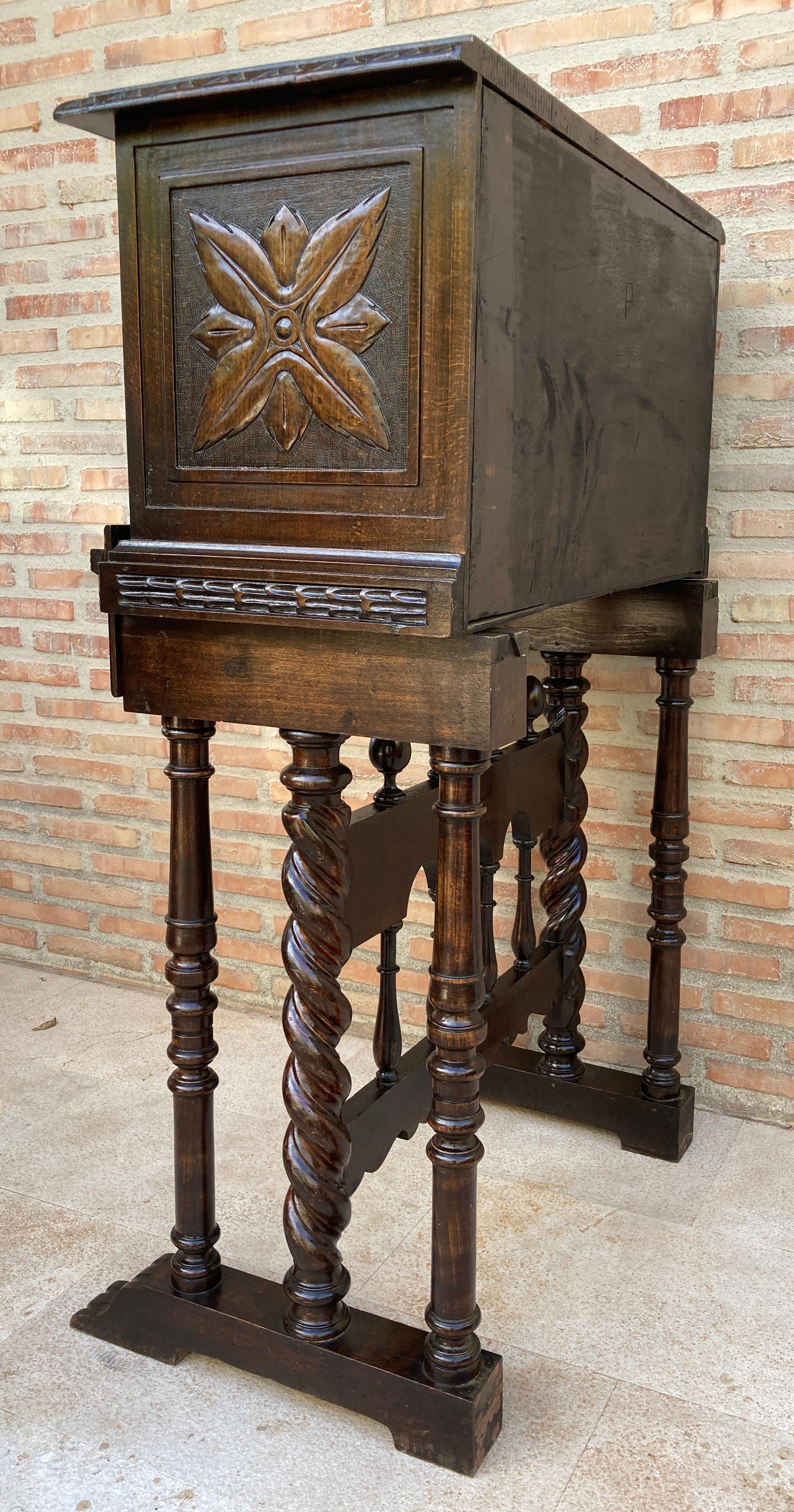 Antique Spanish Renaissance Bar Cabinet in Oak, 1890 For Sale 4