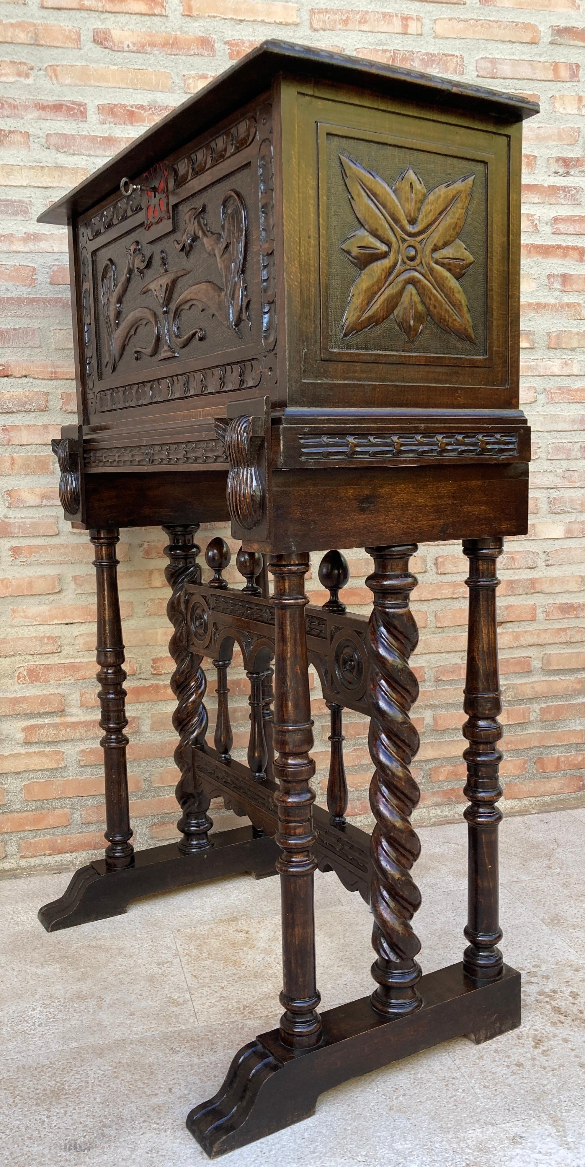Antique Spanish Renaissance Bar Cabinet in Oak, 1890 For Sale 2